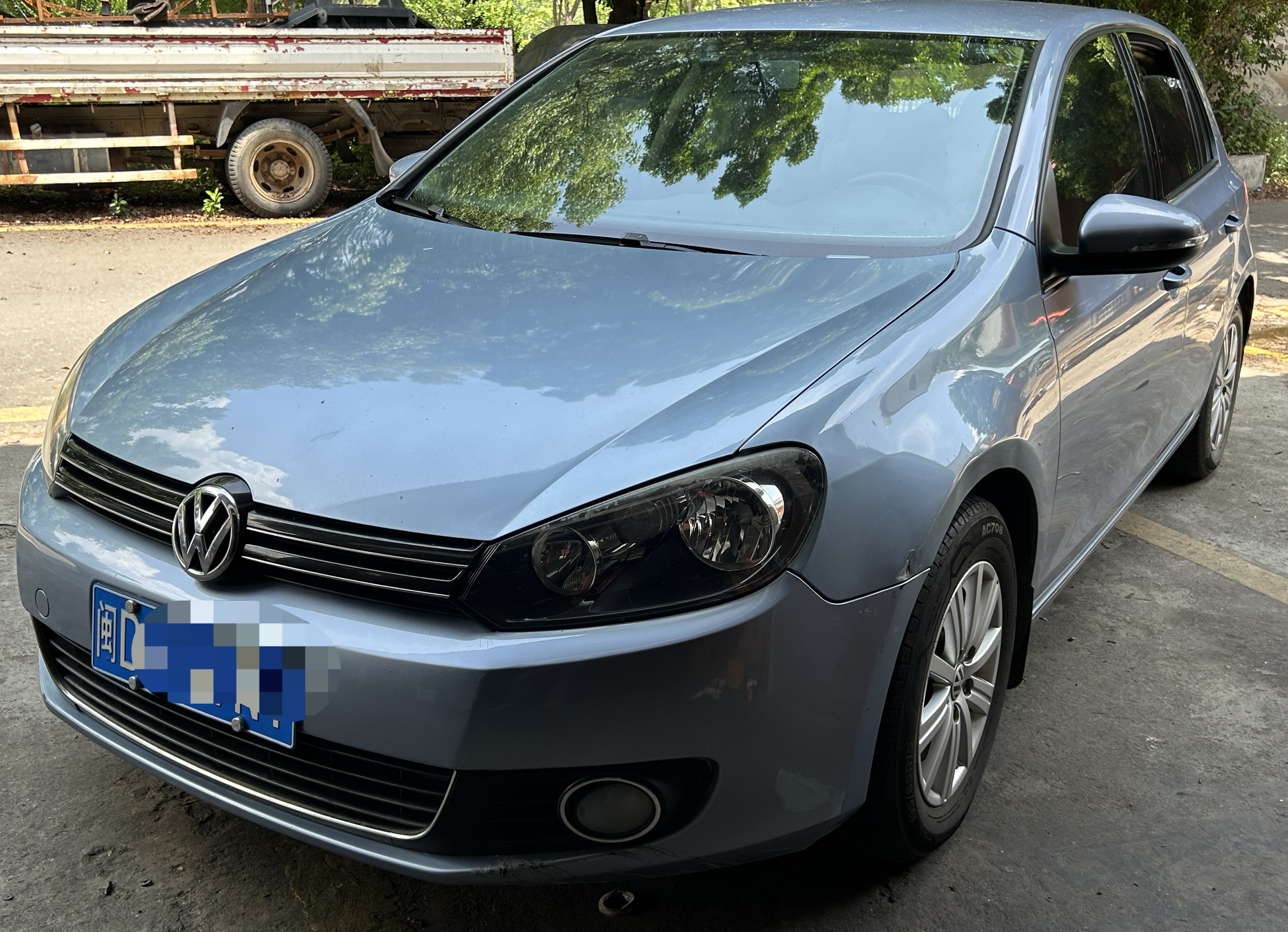 Volkswagen Golf 2010 car image #2