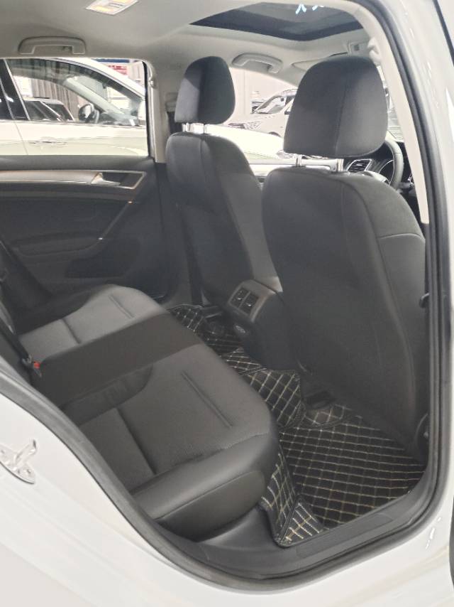 Volkswagen Golf 2020 car image #8