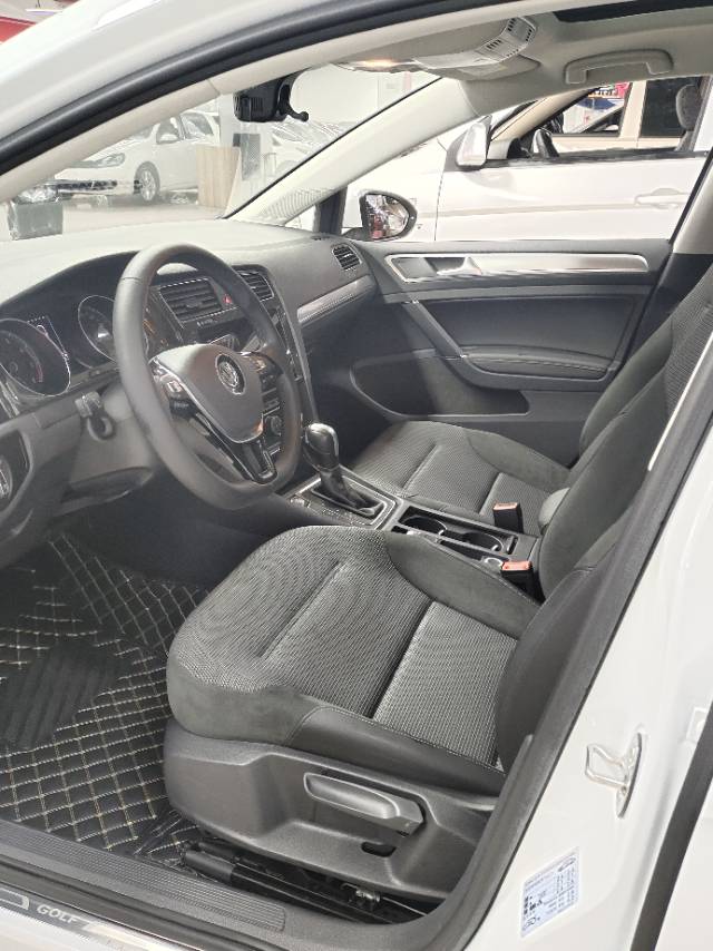 Volkswagen Golf 2020 car image #6
