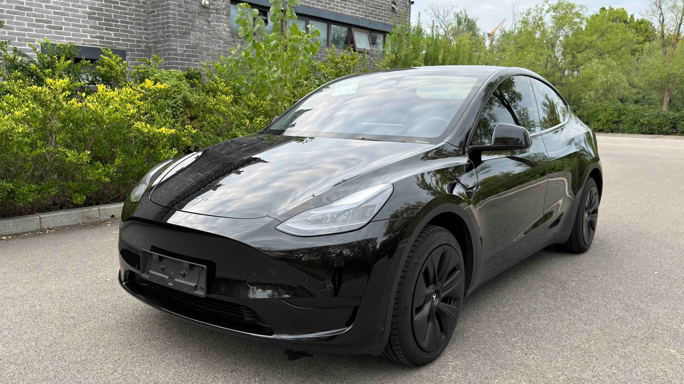 Tesla Model Y 2023 car image #2