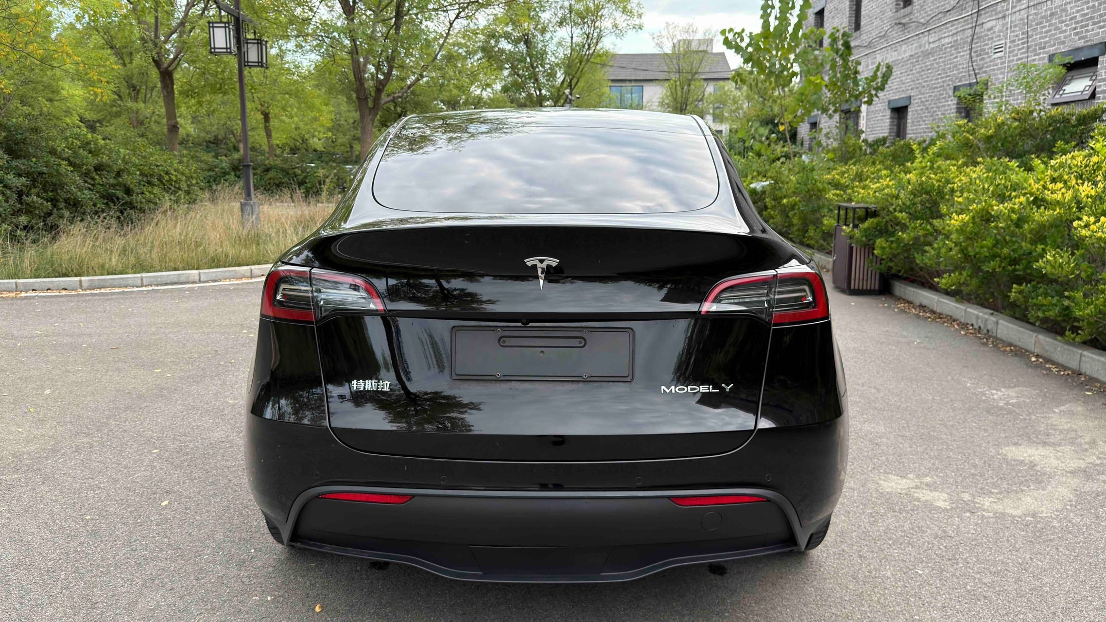 Tesla Model Y 2023 car image #7
