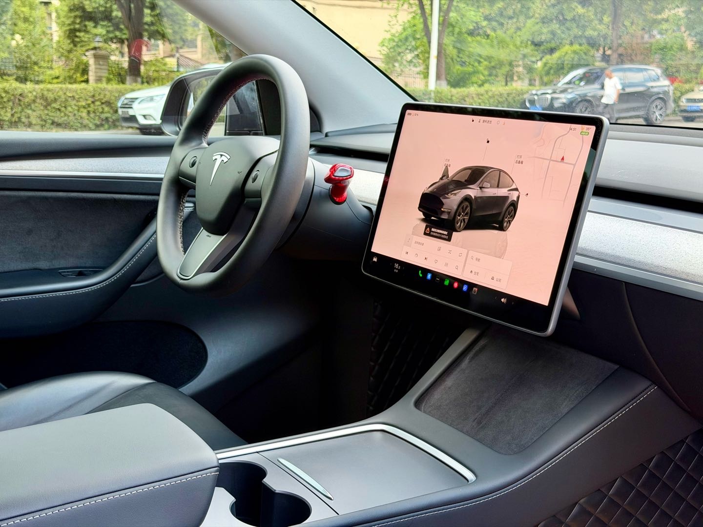 Tesla Model Y 2023 car image #11