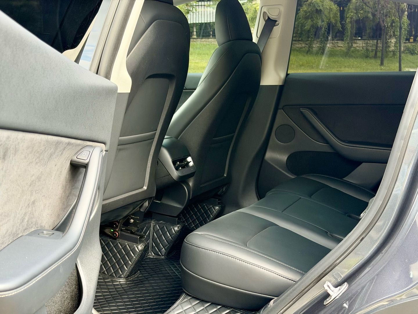 Tesla Model Y 2023 car image #10