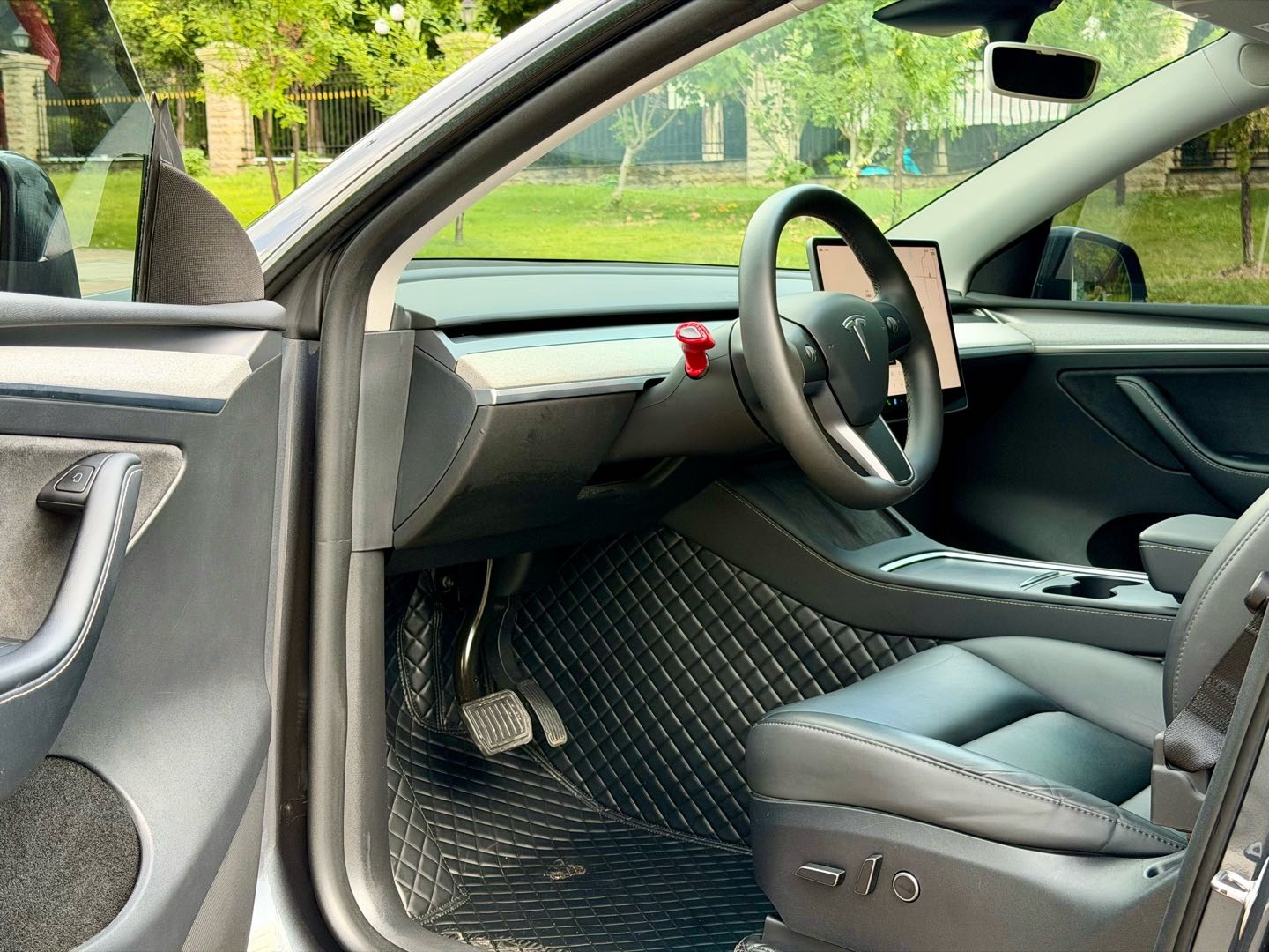 Tesla Model Y 2023 car image #9