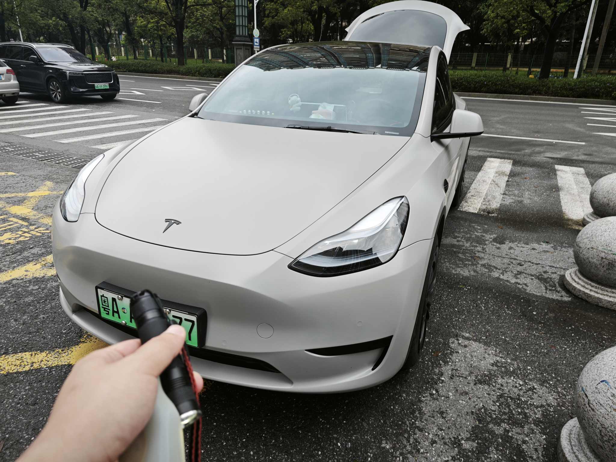 Tesla Model Y 2023 car image #2