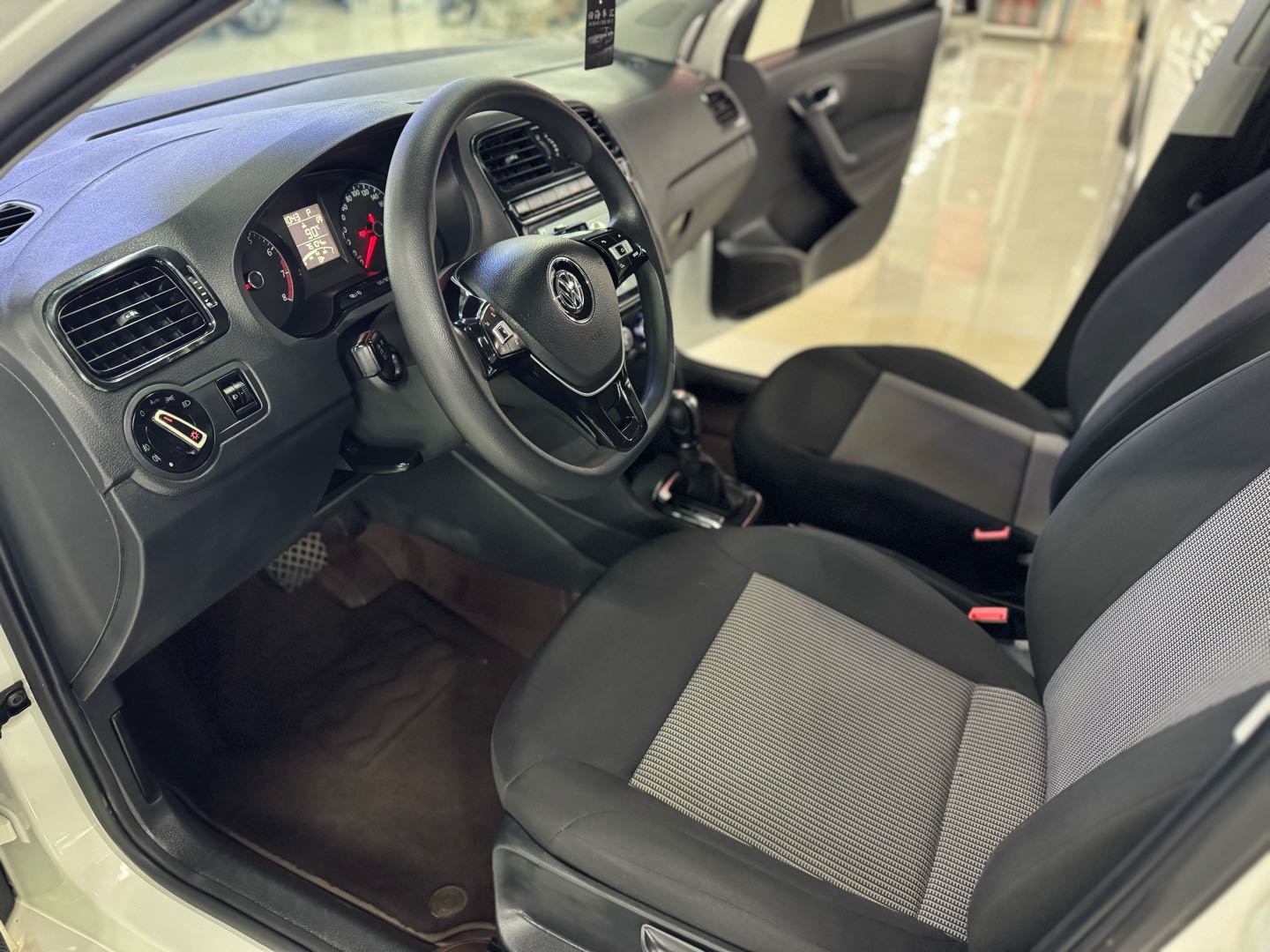 Volkswagen Polo 2018 car image #6