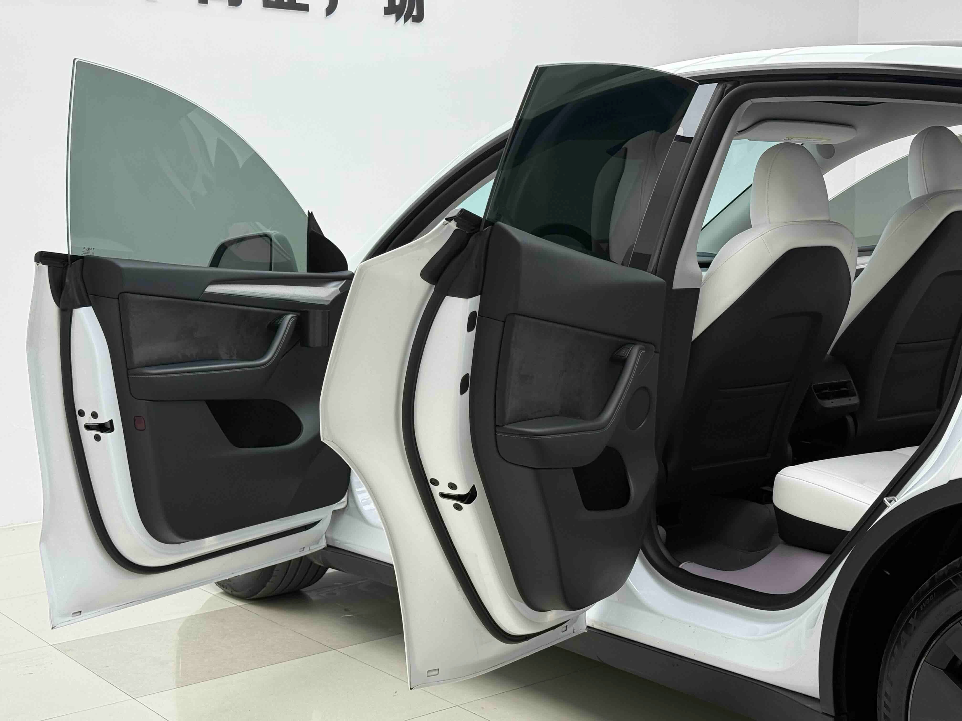 Tesla Model Y 2024 #5 Tesla Model Y 2024 car image #5