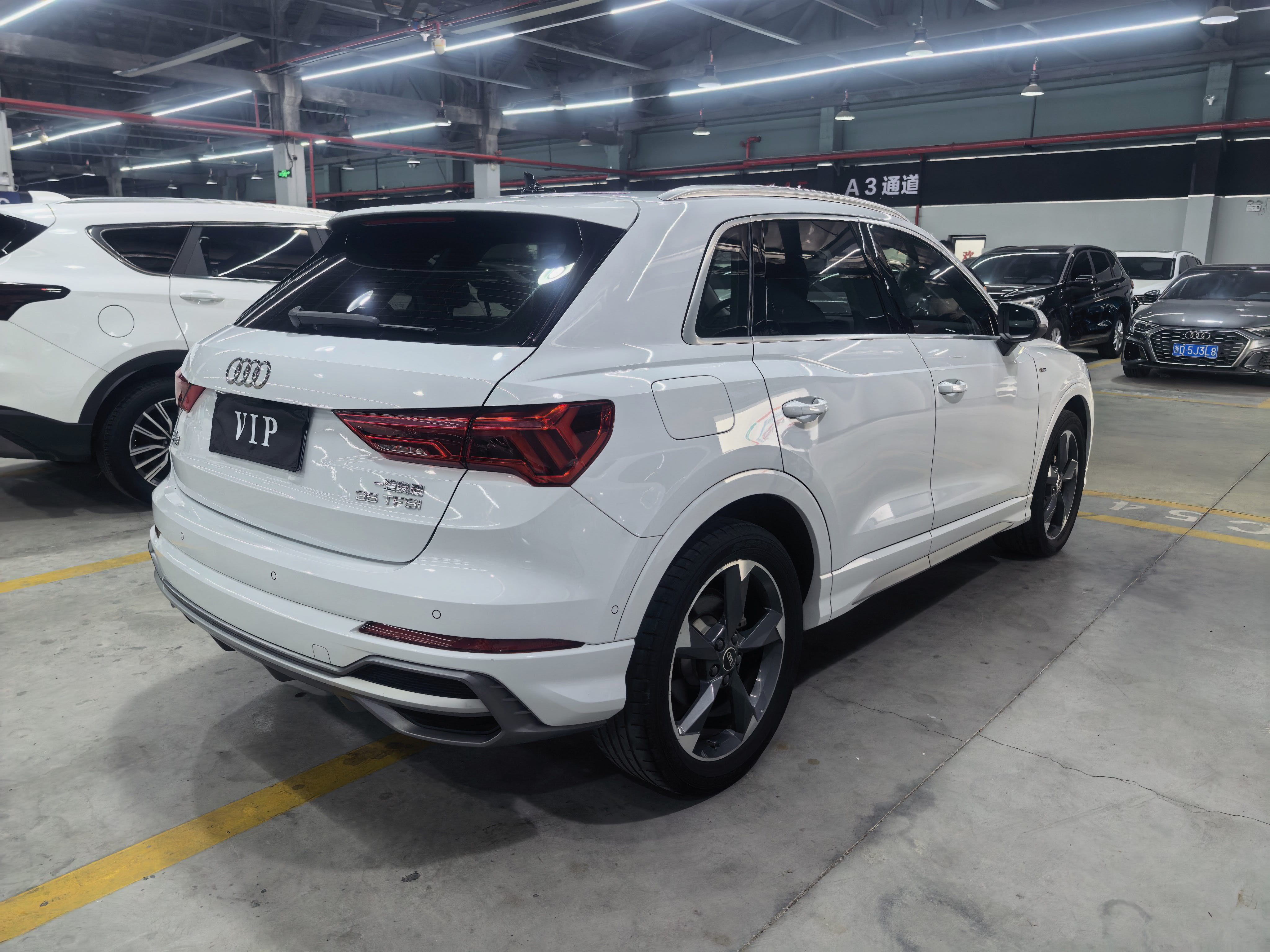 Audi Q3 2022 car image #9