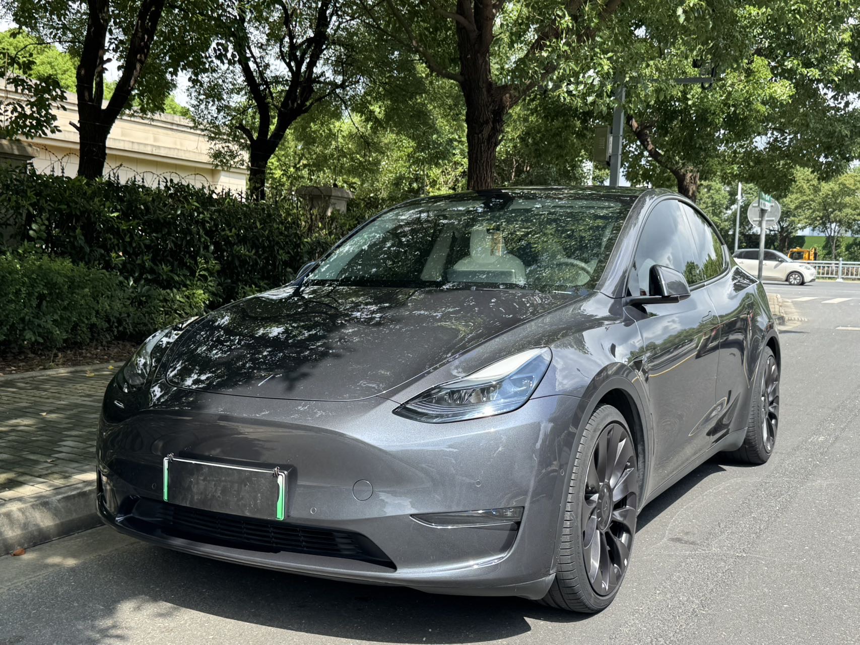 Tesla Model Y 2023 car image #2
