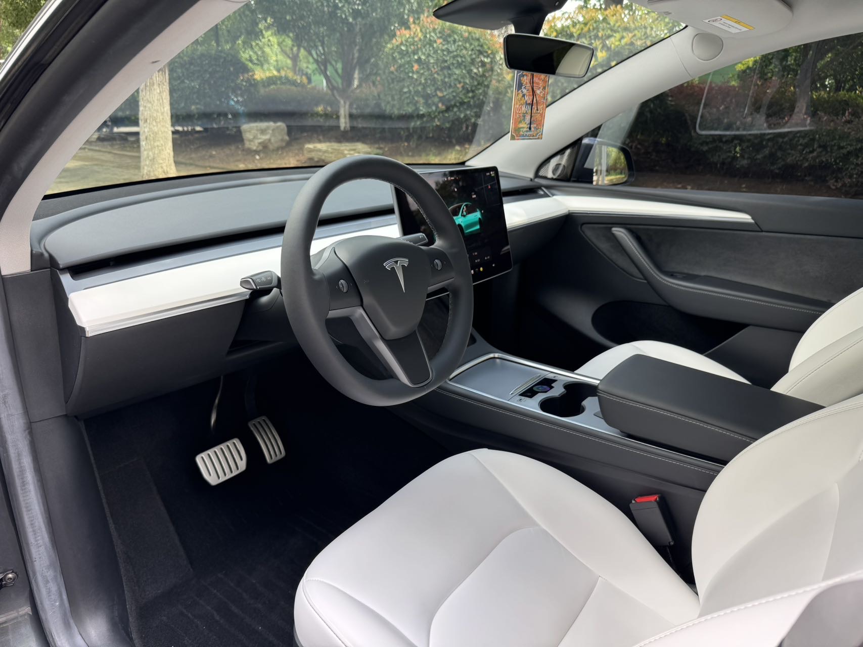 Tesla Model Y 2023 car image #9