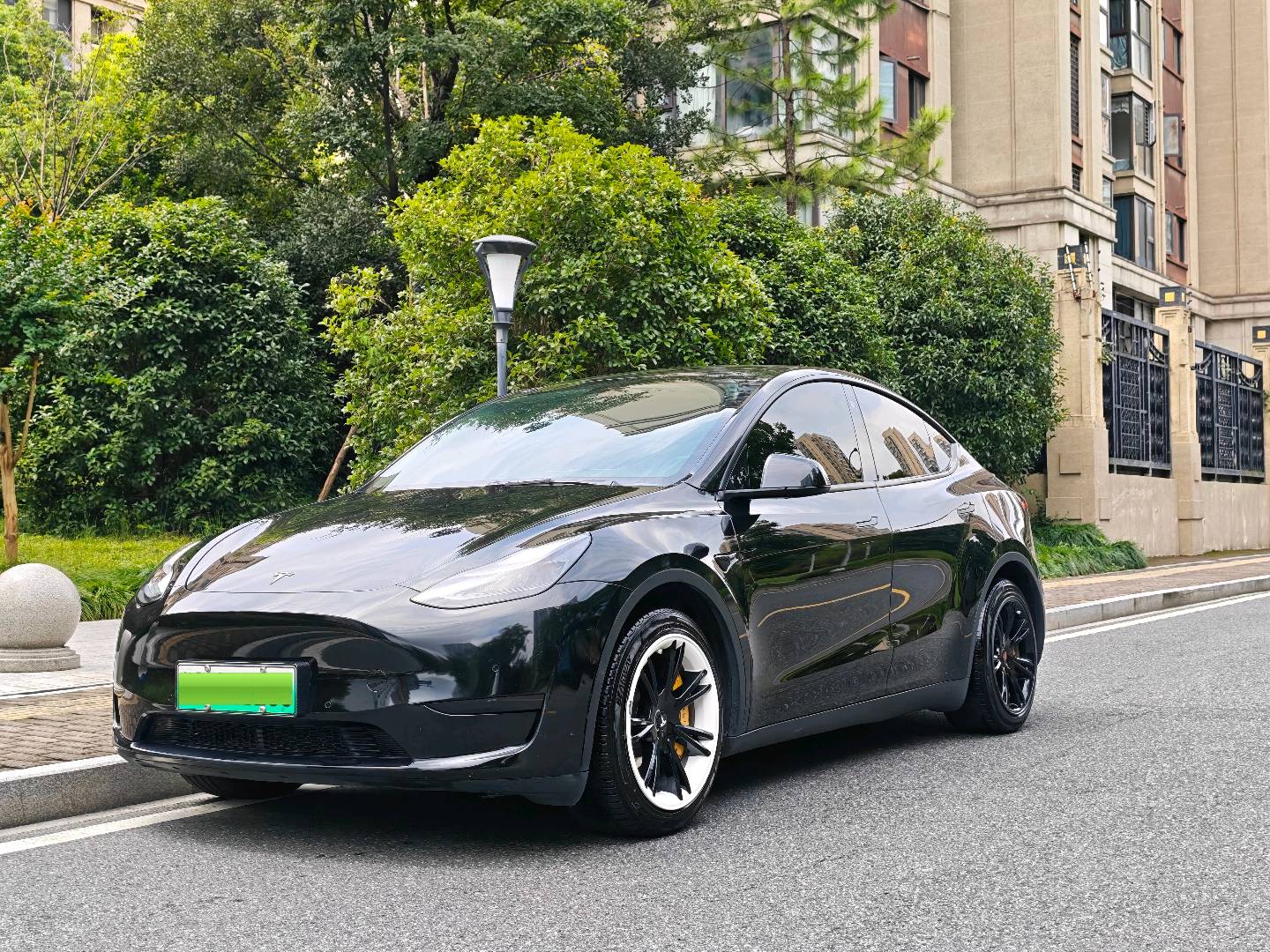 Tesla Model Y 2022 car image #2