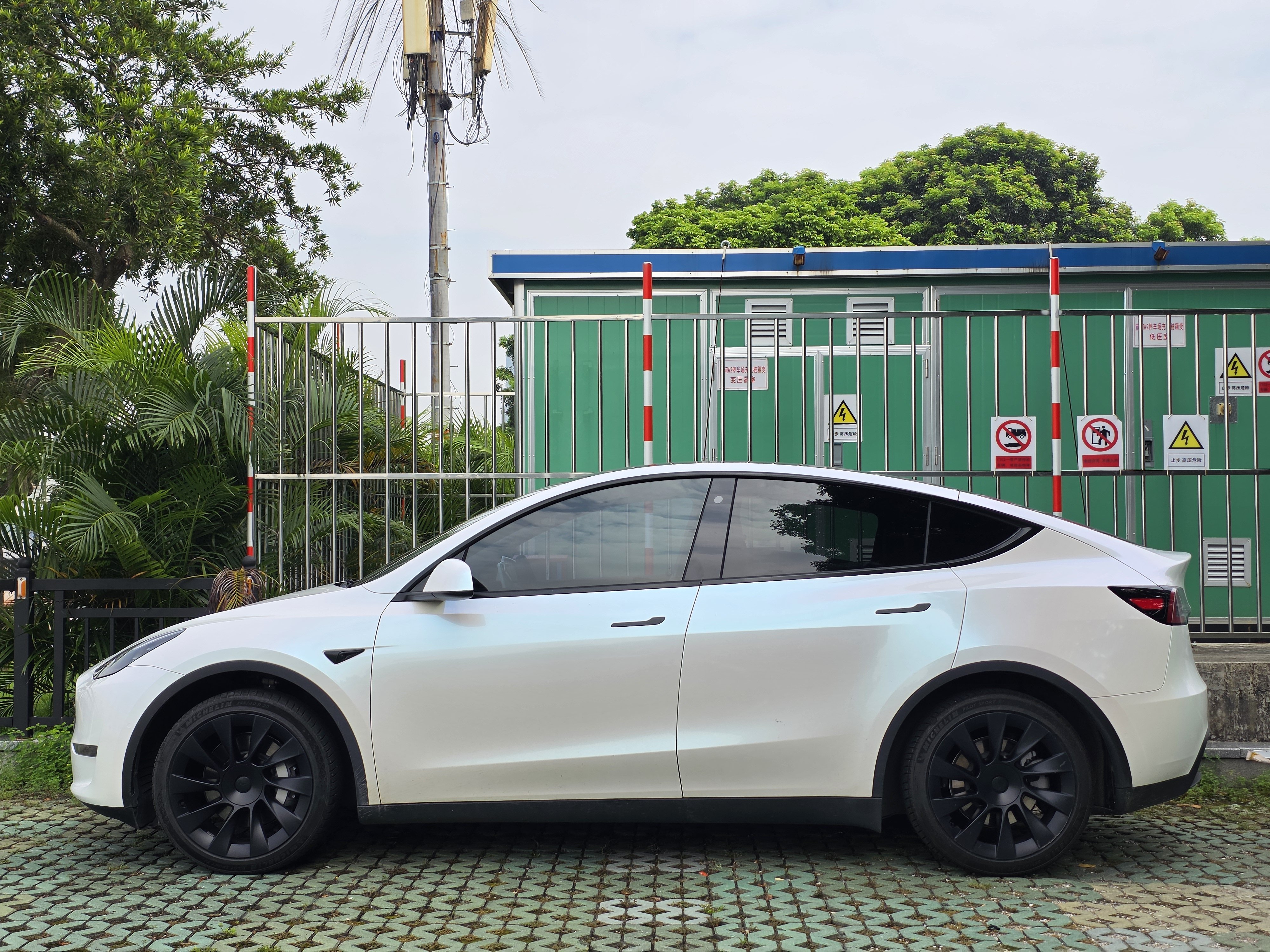 Tesla Model Y 2023 #5 Tesla Model Y 2023 car image #5
