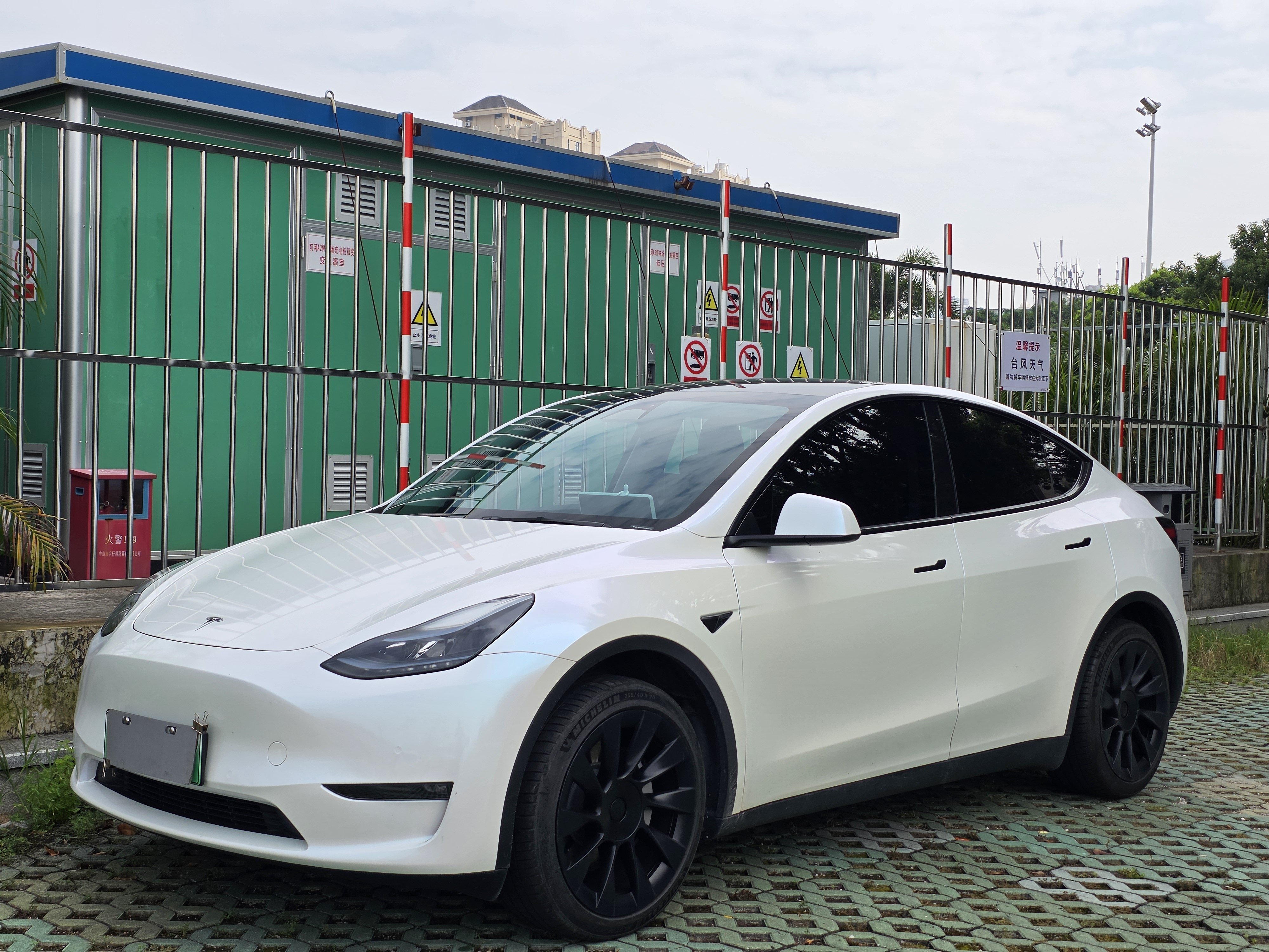 Tesla Model Y 2023 #2 Tesla Model Y 2023 car image #2