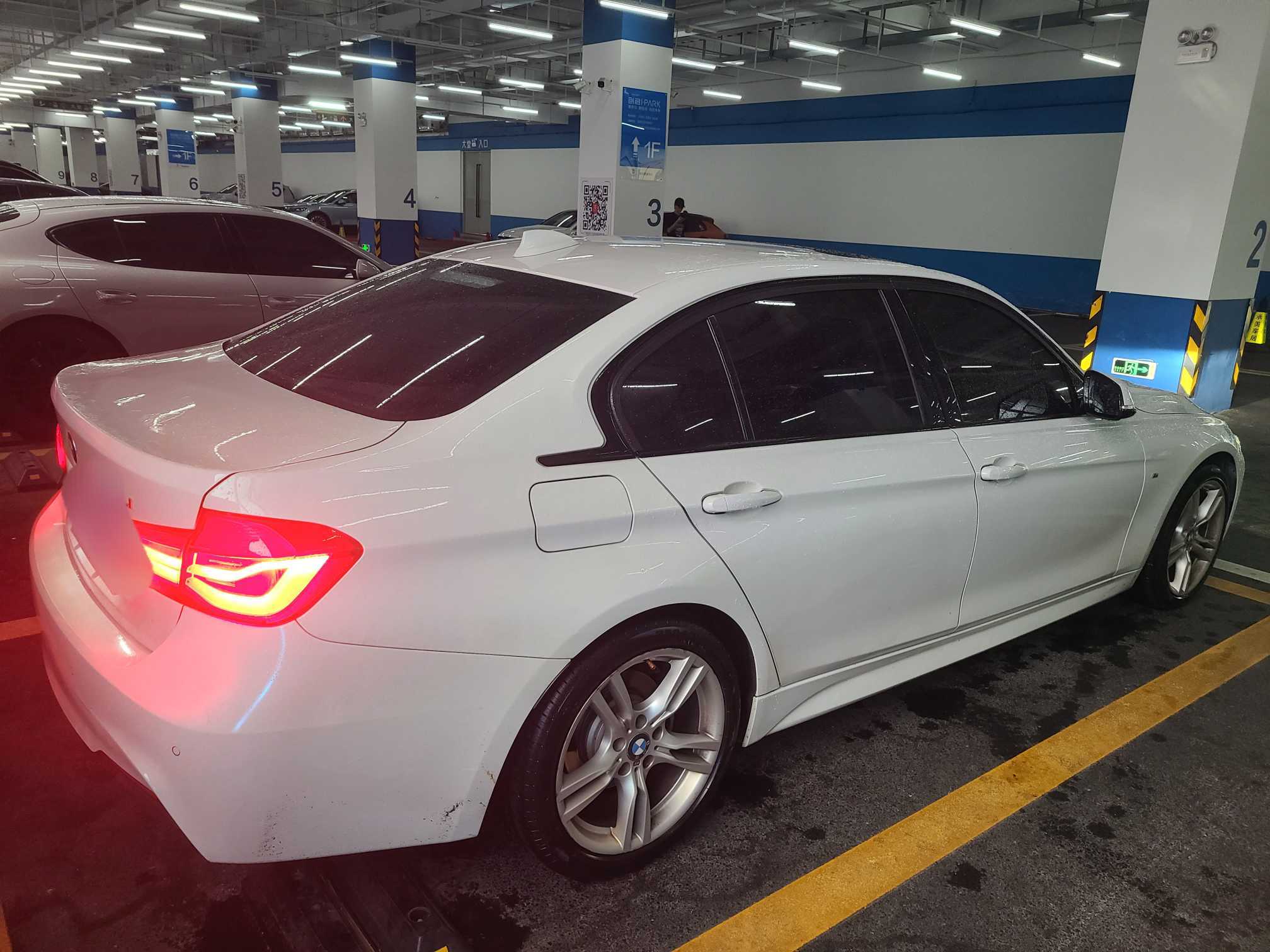 BMW 3 Series 2018 car image #9