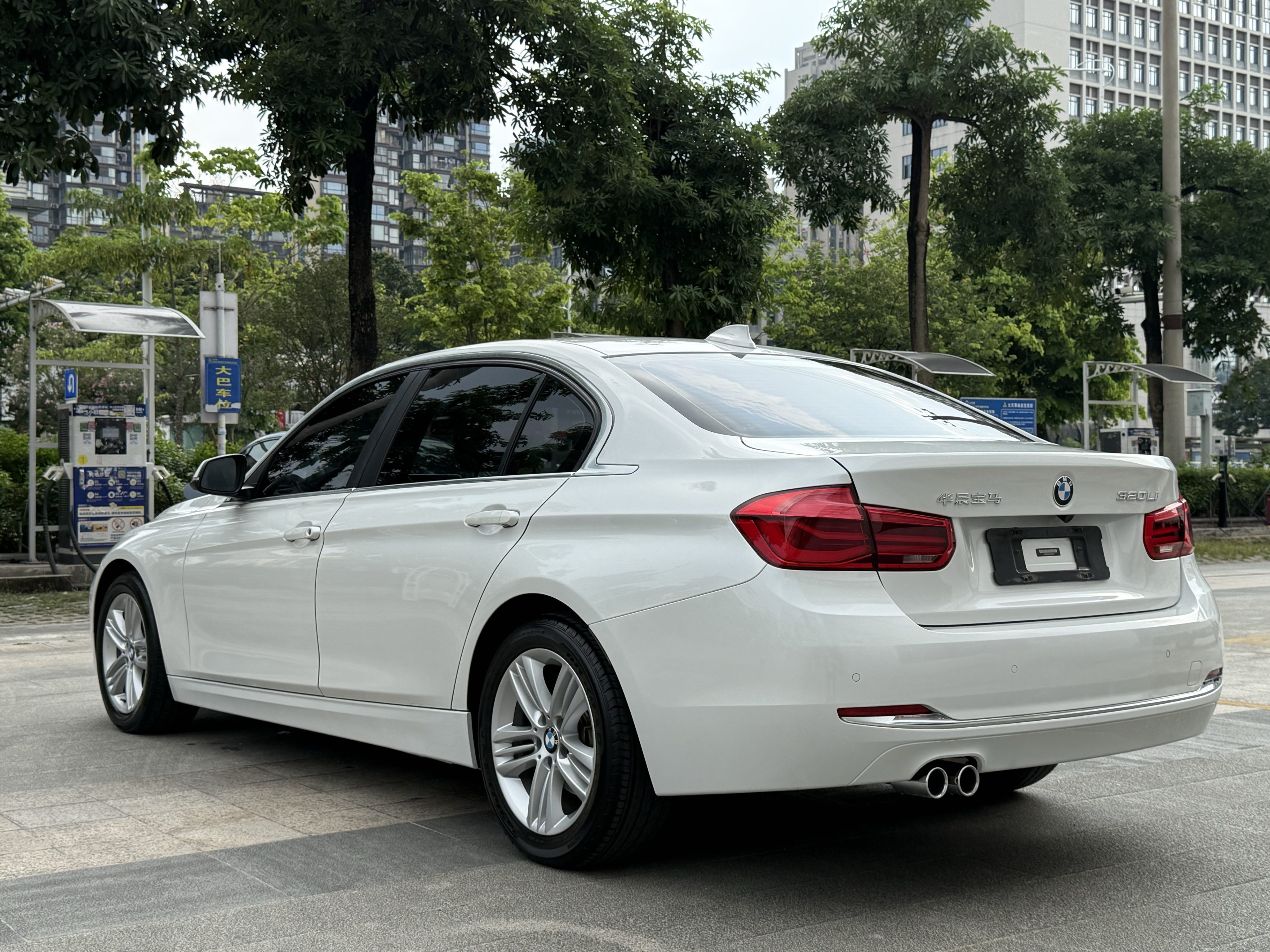 BMW 3 Series 2017 car image #10