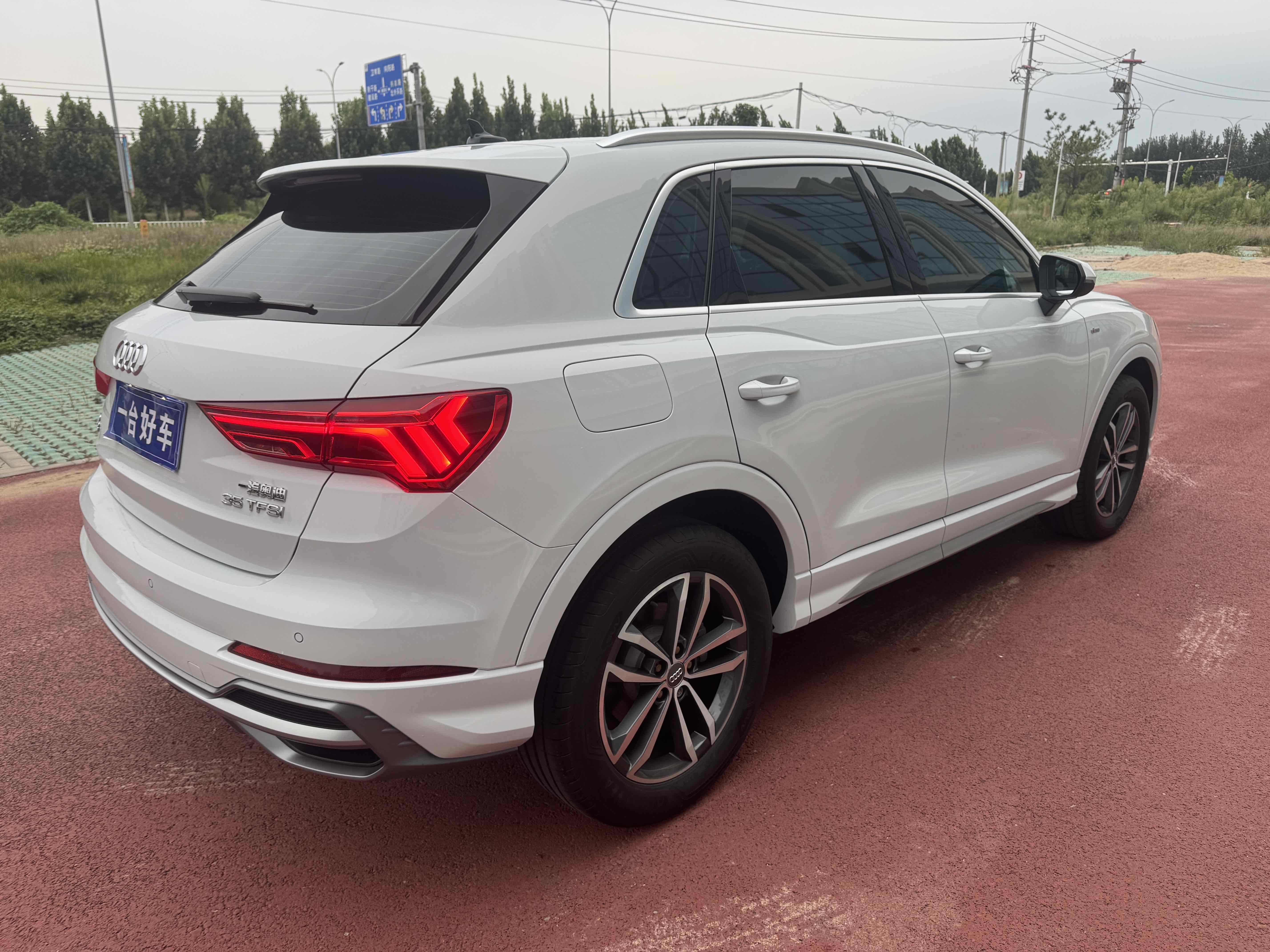 Audi Q3 2021 car image #9