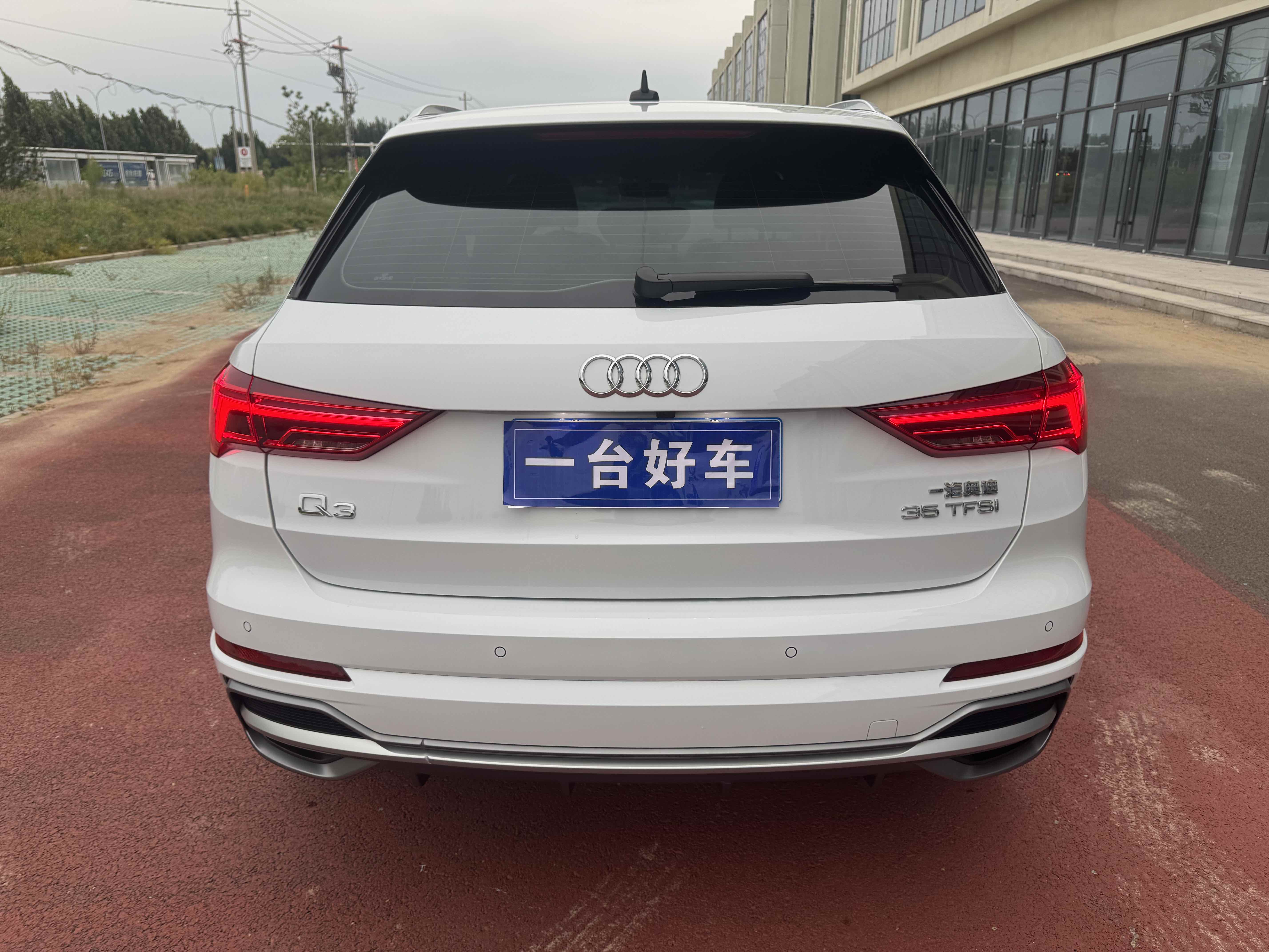 Audi Q3 2021 car image #10