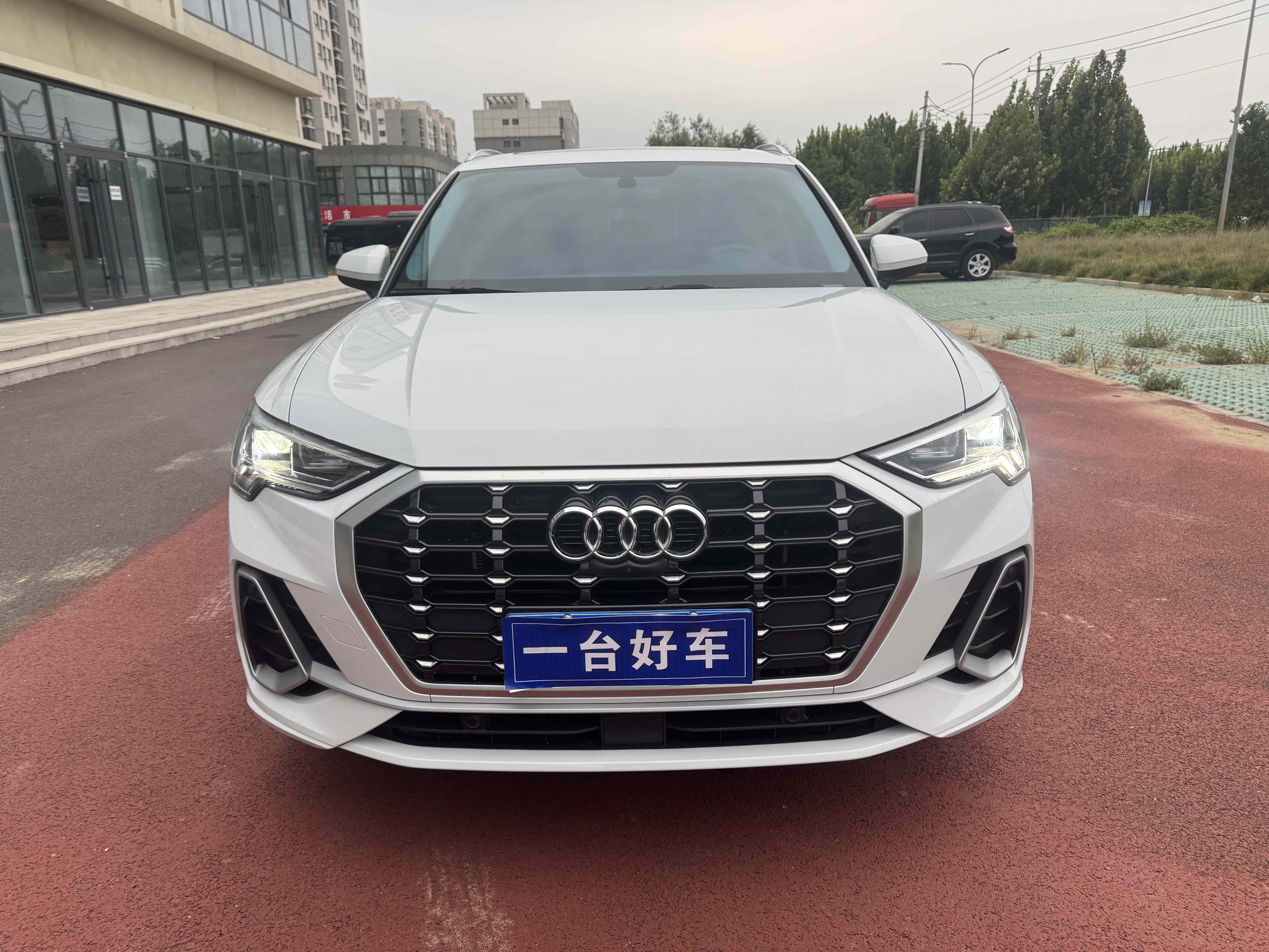 Audi Q3 2021 car image #4