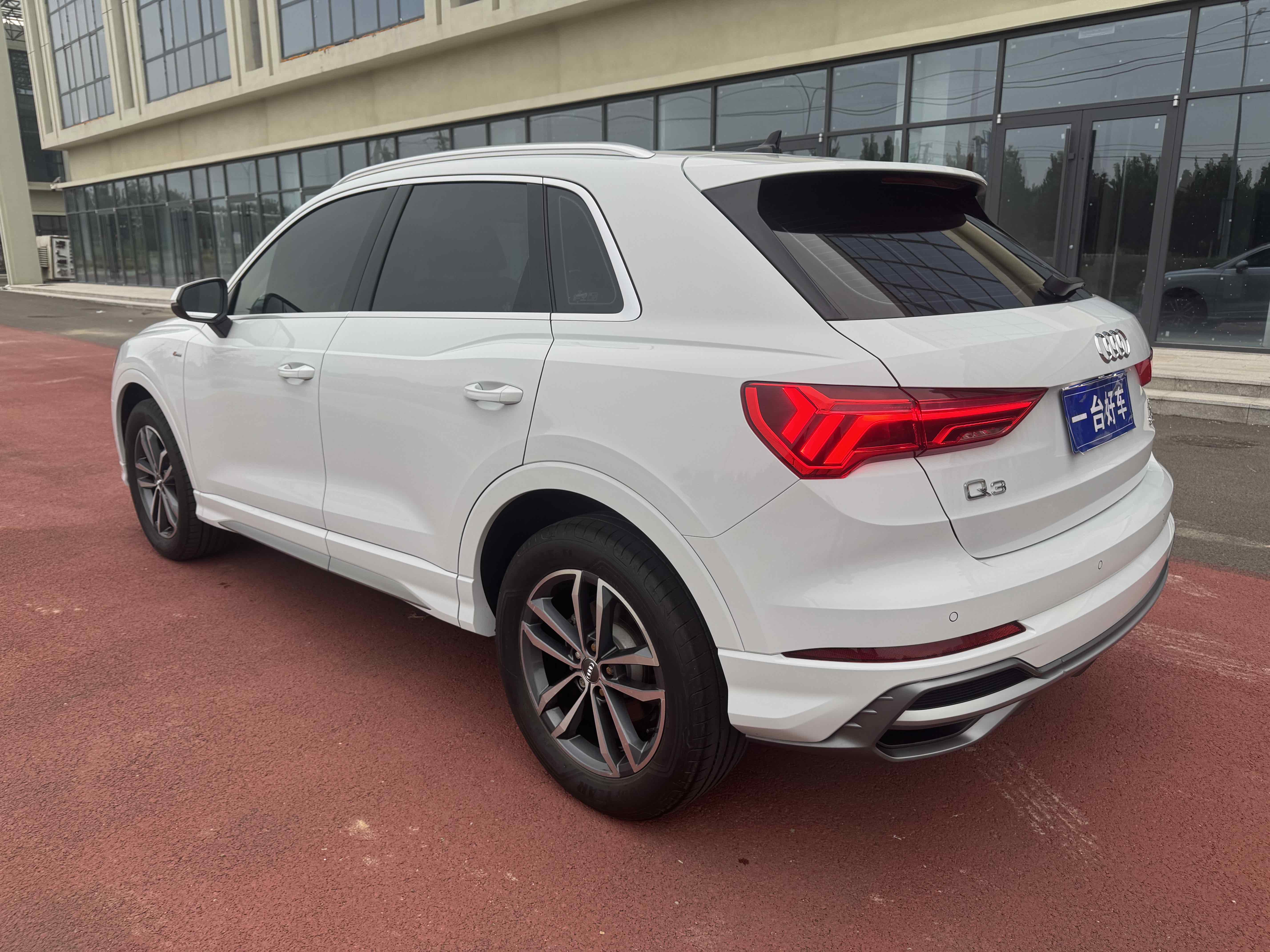 Audi Q3 2021 car image #11
