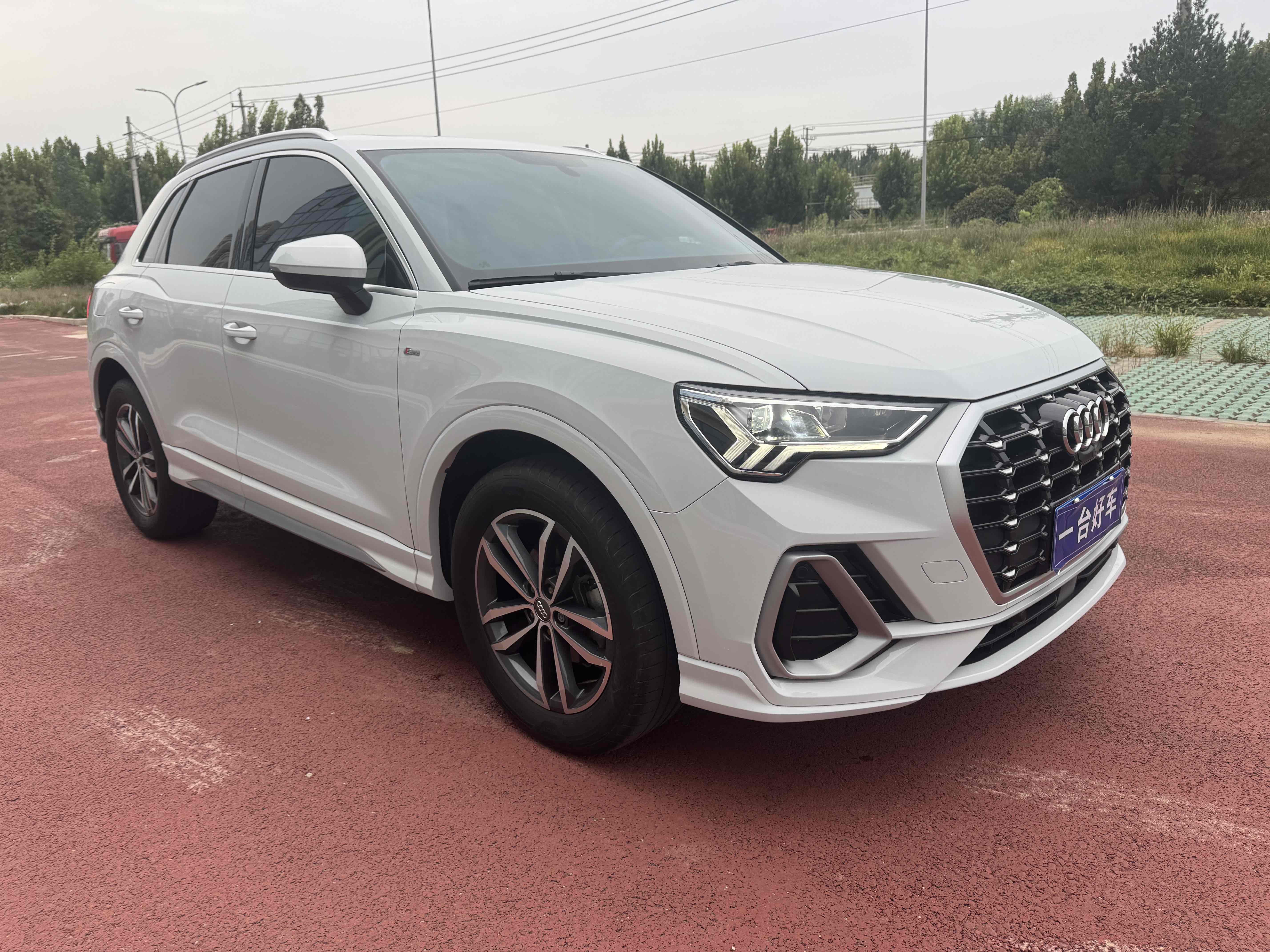 Audi Q3 2021 car image #5