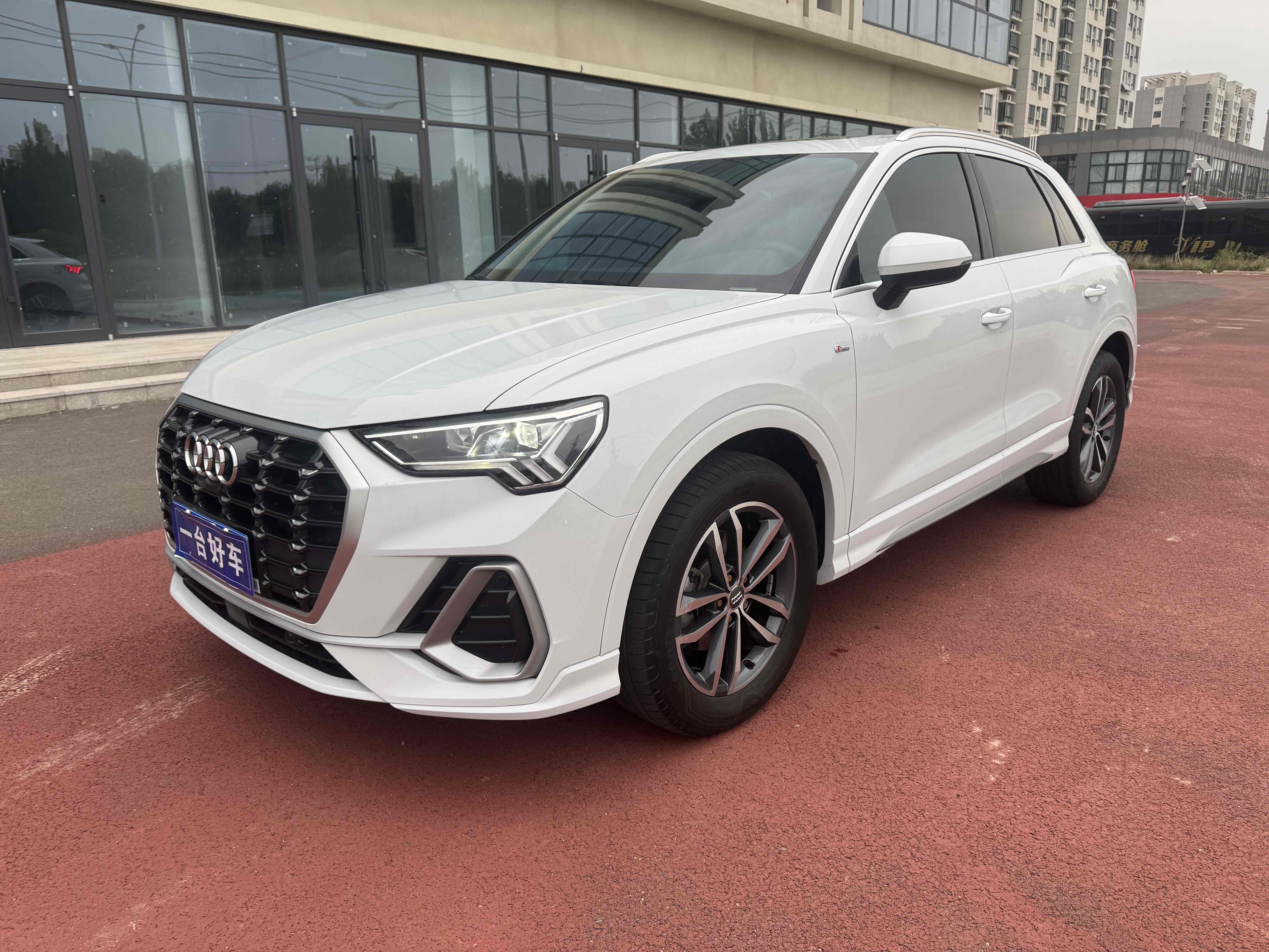 Audi Q3 2021 car image #2