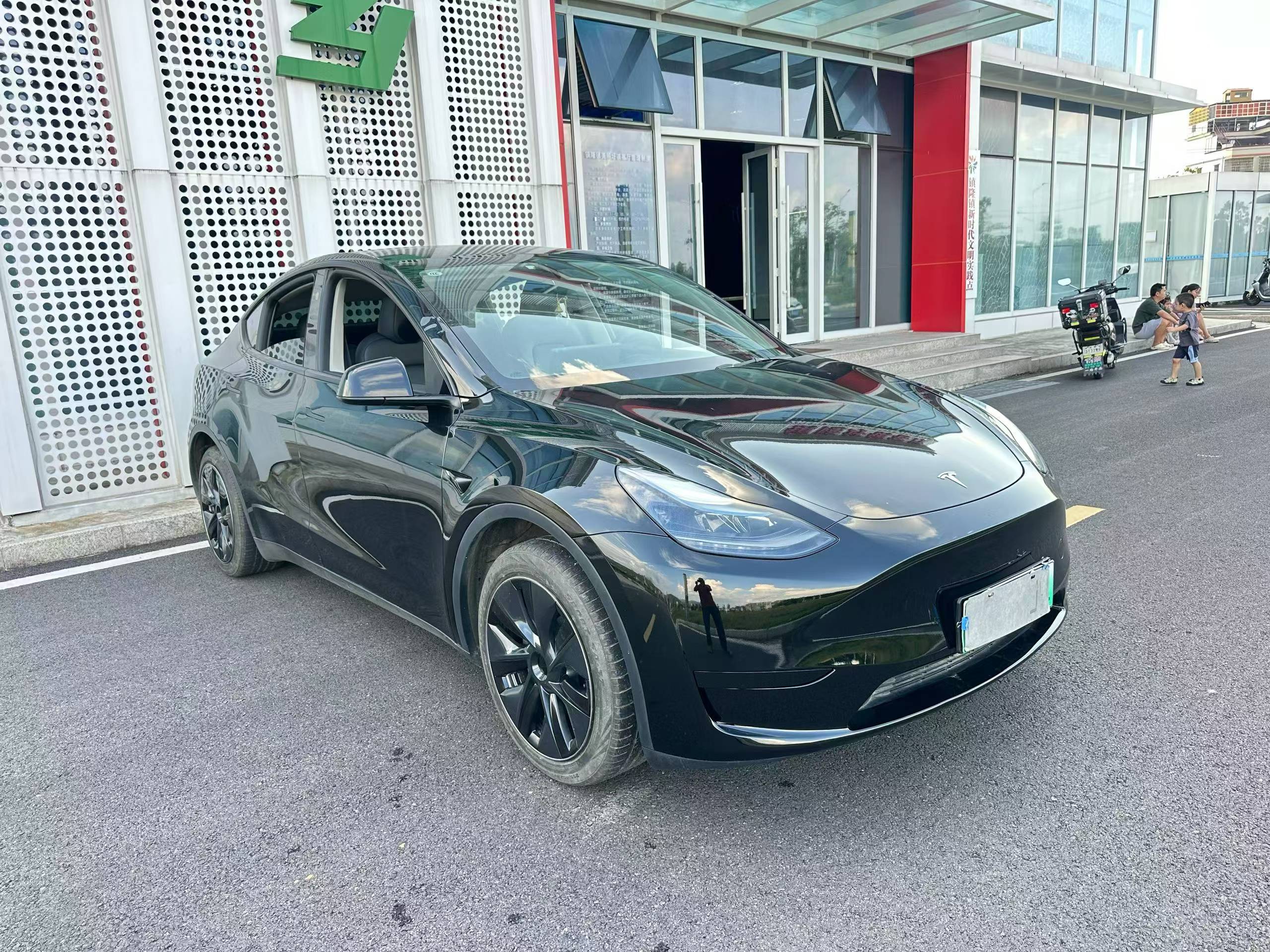Tesla Model Y 2024 #3 Tesla Model Y 2024 car image #3