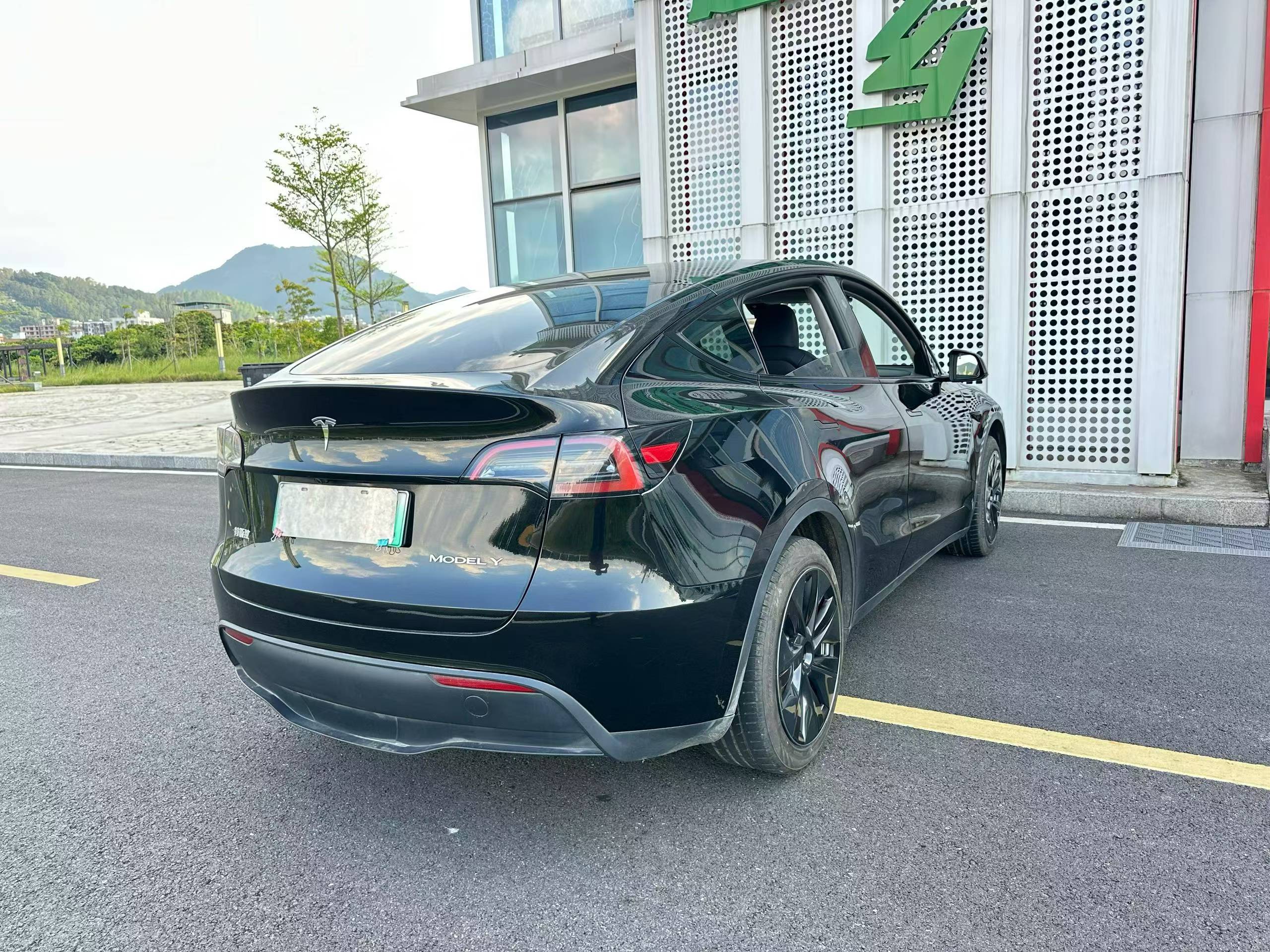 Tesla Model Y 2024 #10 Tesla Model Y 2024 car image #10