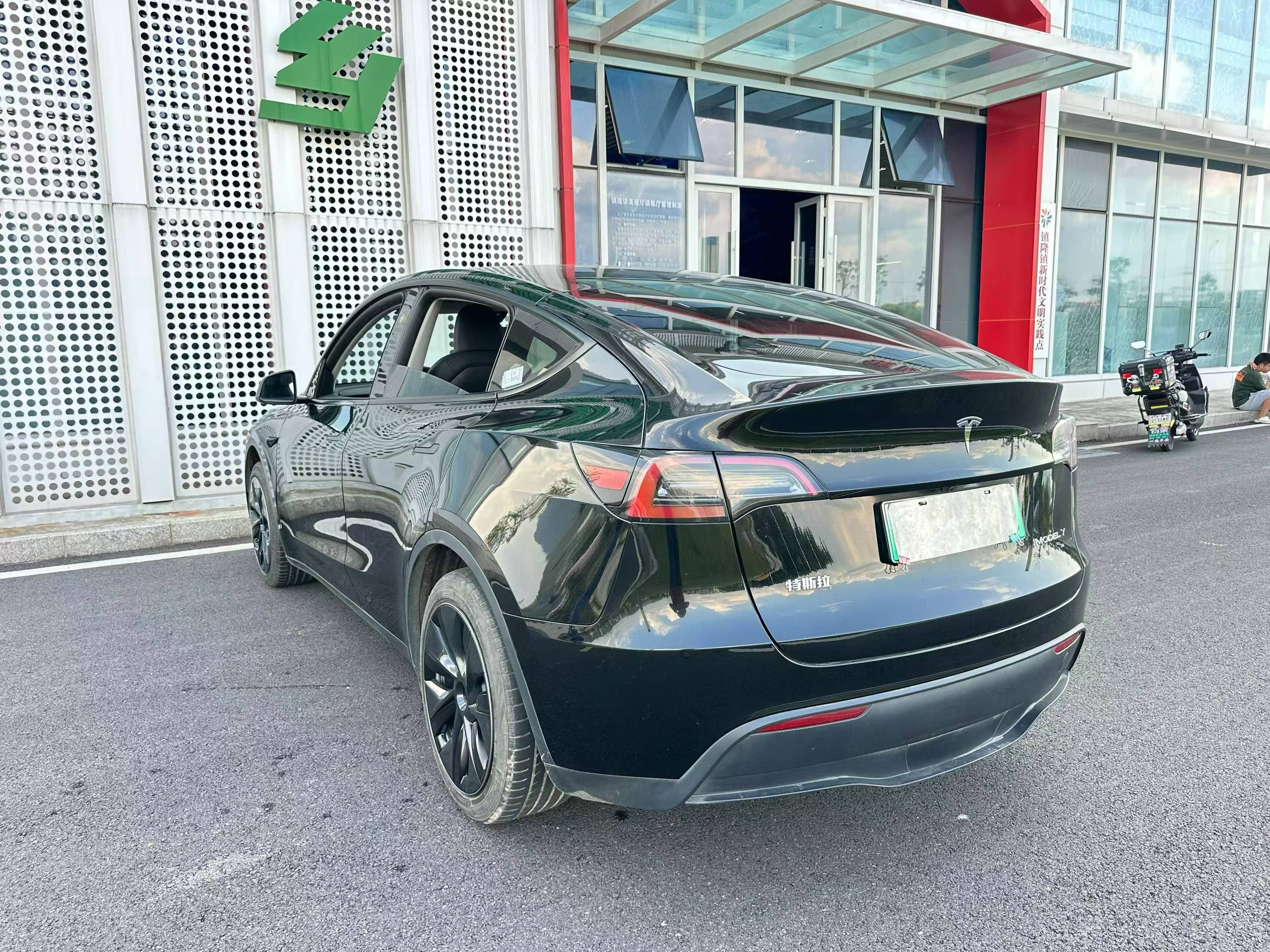 Tesla Model Y 2024 #8 Tesla Model Y 2024 car image #8