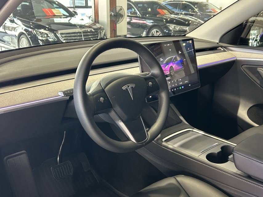 Tesla Model Y 2023 car image #4