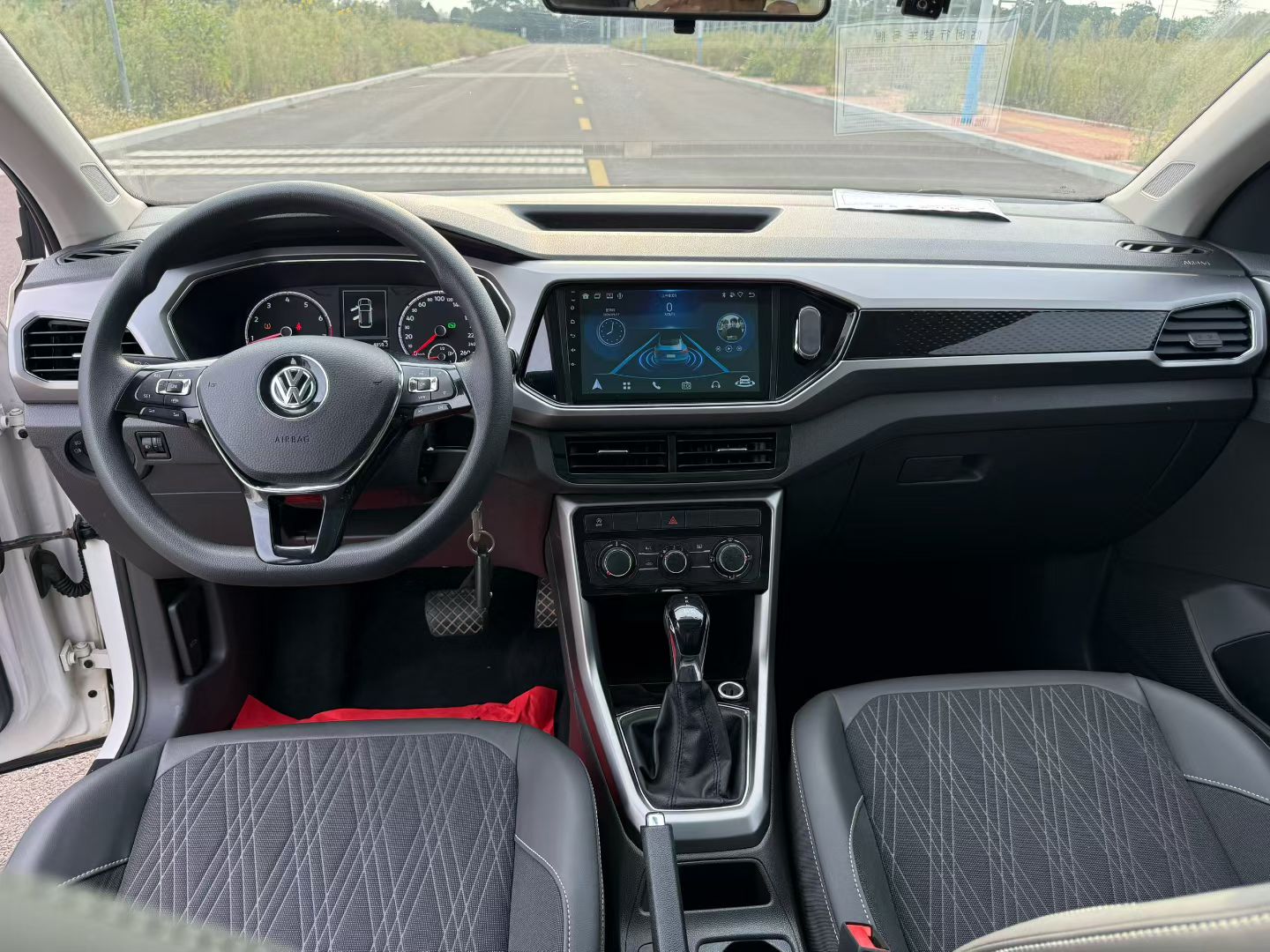 Volkswagen T-Cross 2019 car image #11