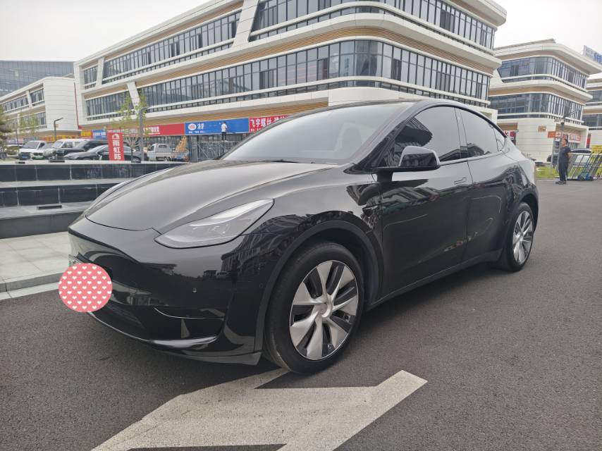 Tesla Model Y 2023 car image #2