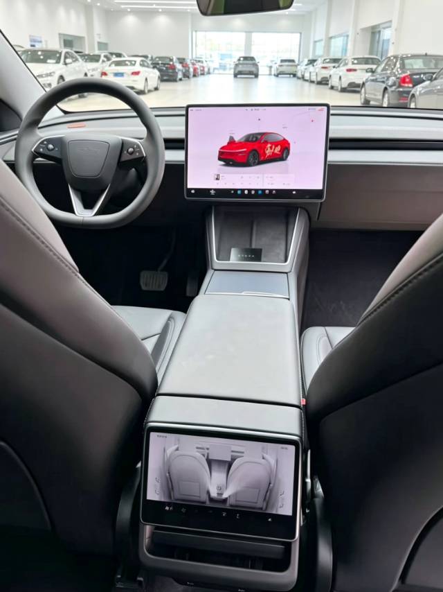 Tesla Model Y 2025 #8 Tesla Model Y 2025 car image #8