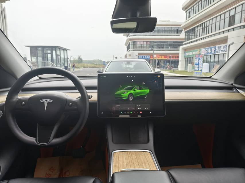 Tesla Model Y 2023 car image #11