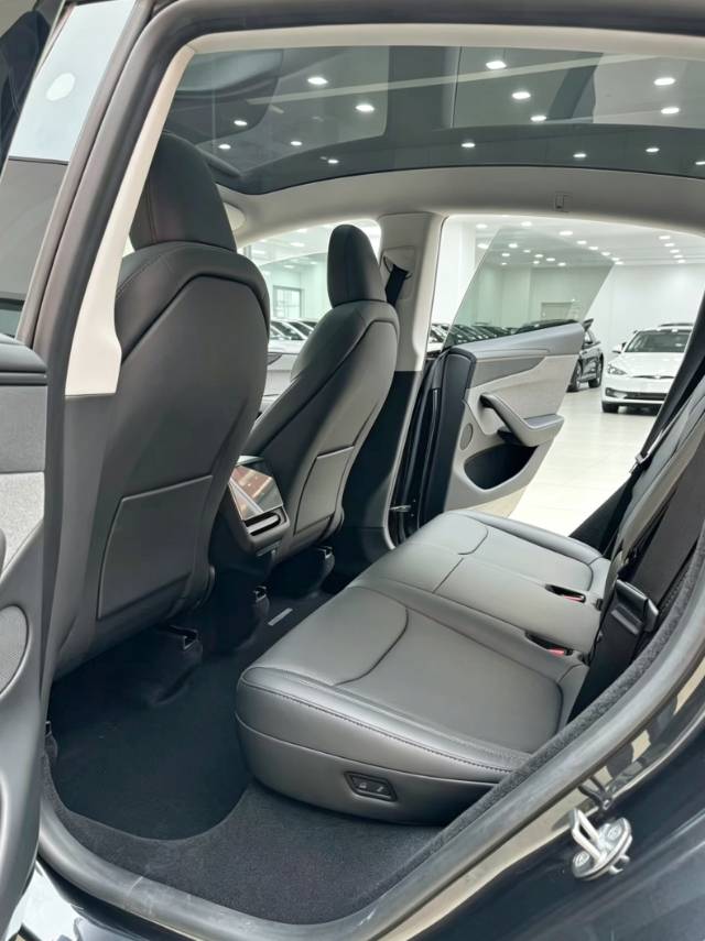 Tesla Model Y 2025 #6 Tesla Model Y 2025 car image #6