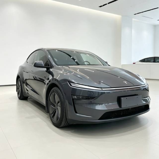Tesla Model Y 2025 #5 Tesla Model Y 2025 car image #5