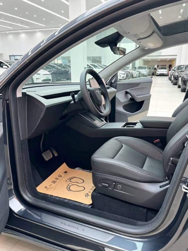 Tesla Model Y 2025 #7 Tesla Model Y 2025 car image #7
