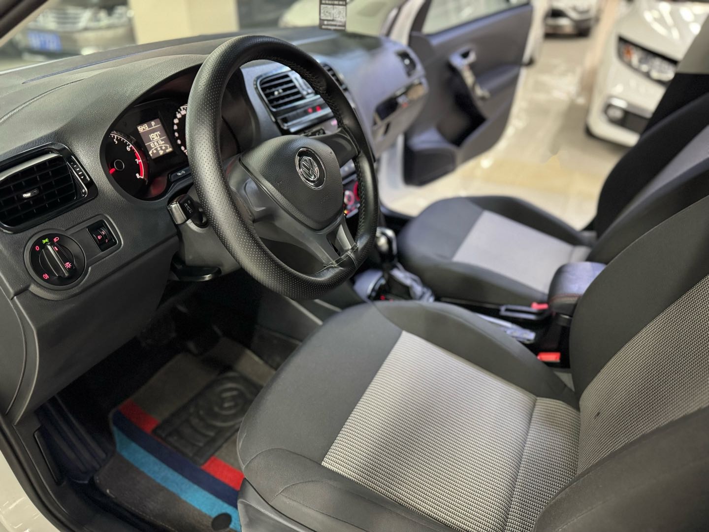 Volkswagen Polo 2017 car image #6