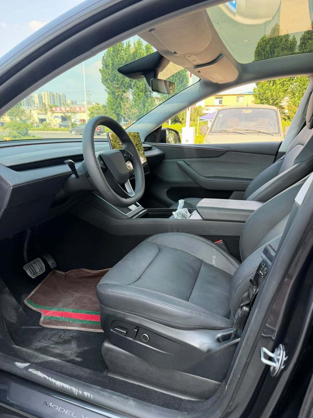 Tesla Model Y 2025 #6 Tesla Model Y 2025 car image #6