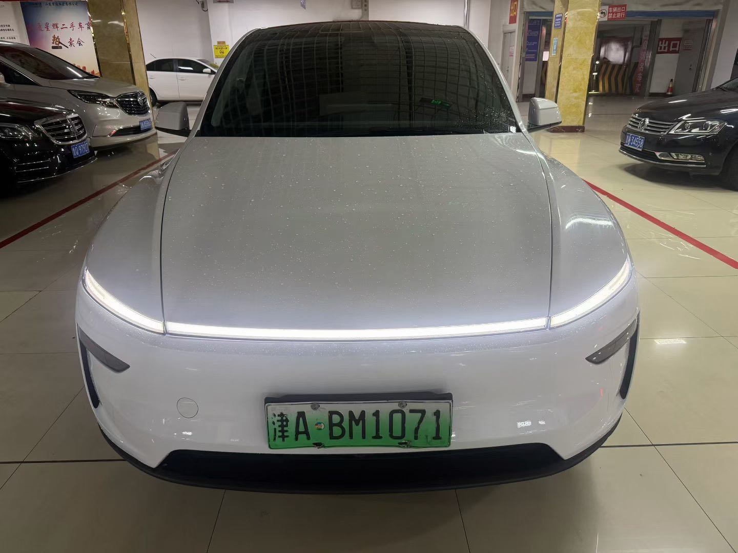 Tesla Model Y 2025 #4 Tesla Model Y 2025 car image #4