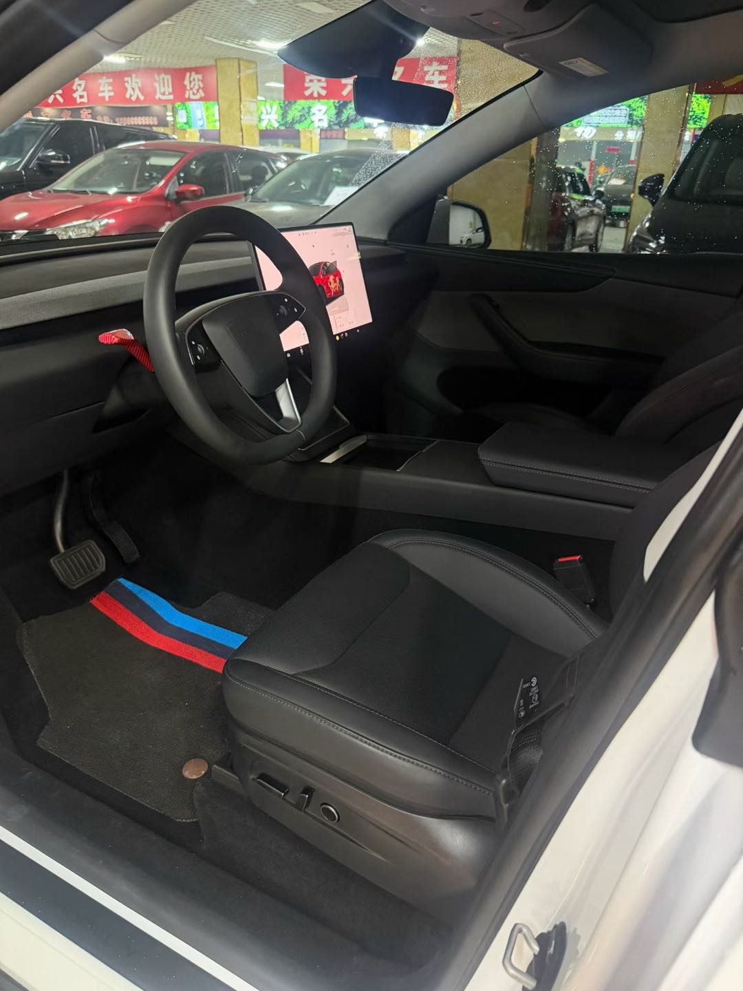 Tesla Model Y 2025 #6 Tesla Model Y 2025 car image #6