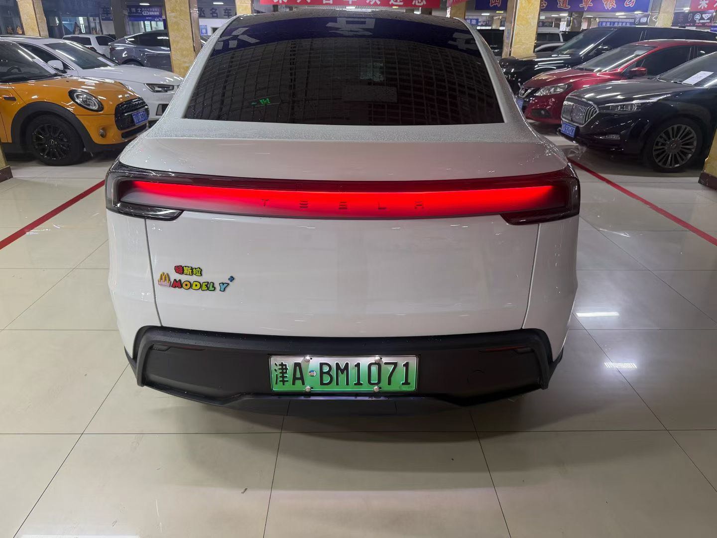 Tesla Model Y 2025 #10 Tesla Model Y 2025 car image #10