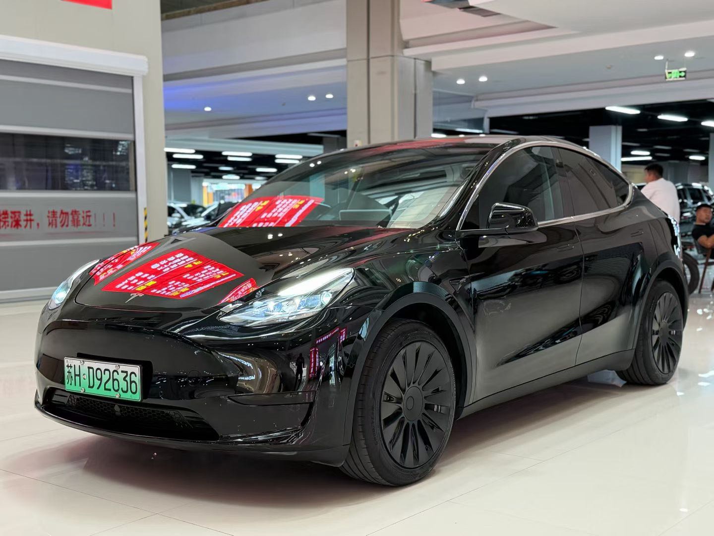 Tesla Model Y 2023 car image #2