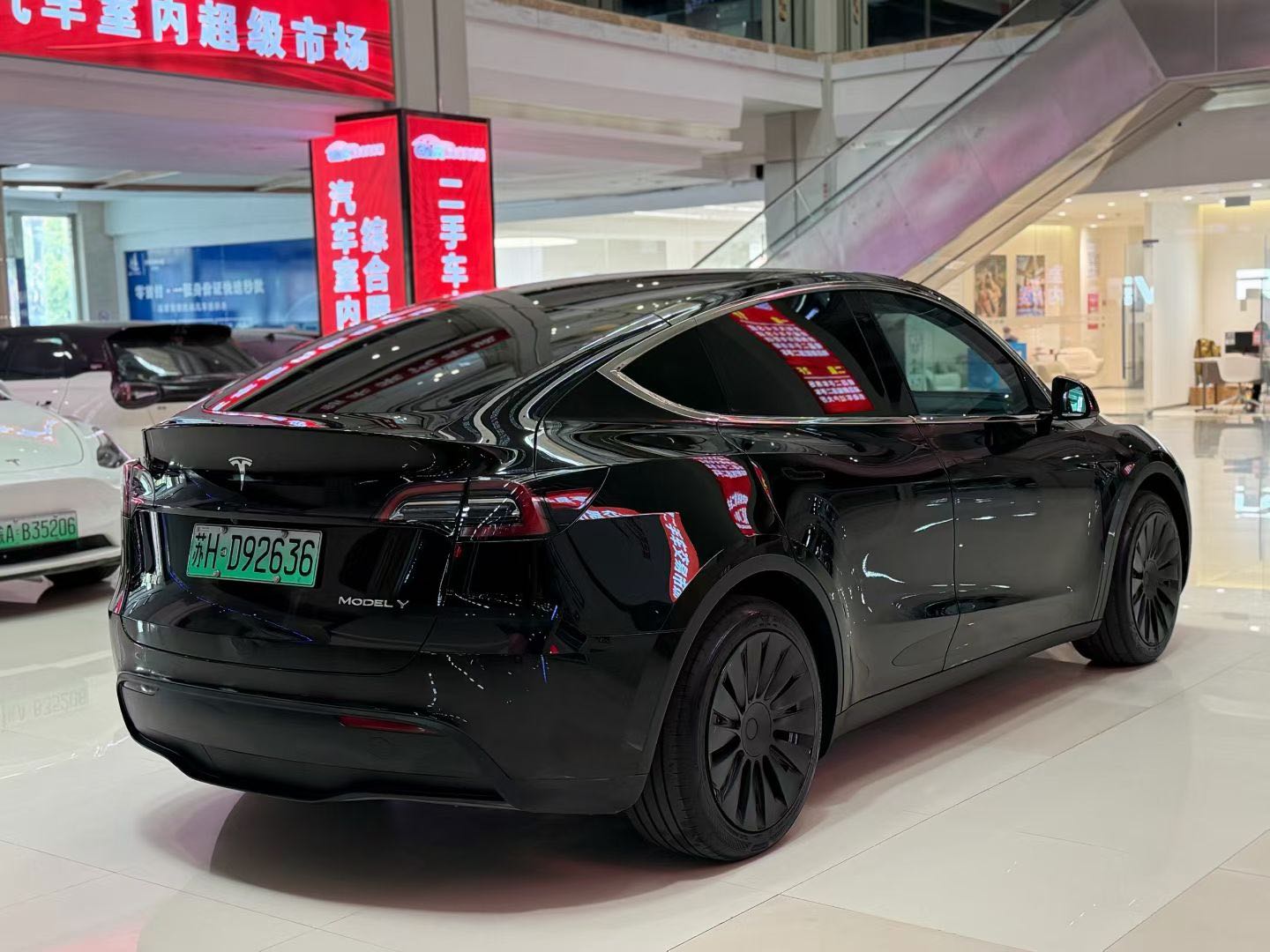 Tesla Model Y 2023 car image #11