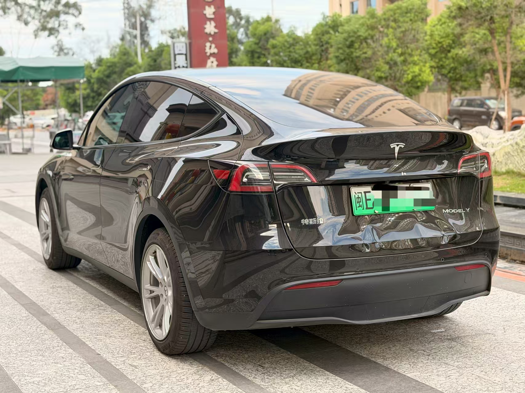 Tesla Model Y 2023 car image #11