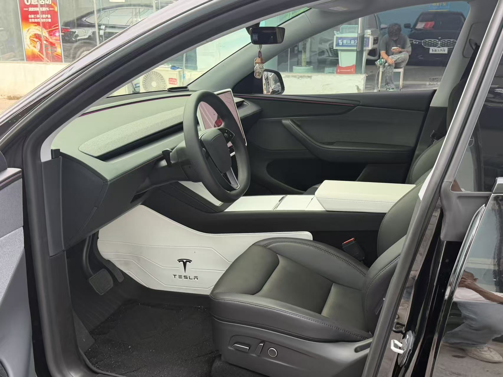 Tesla Model Y 2025 car image #5