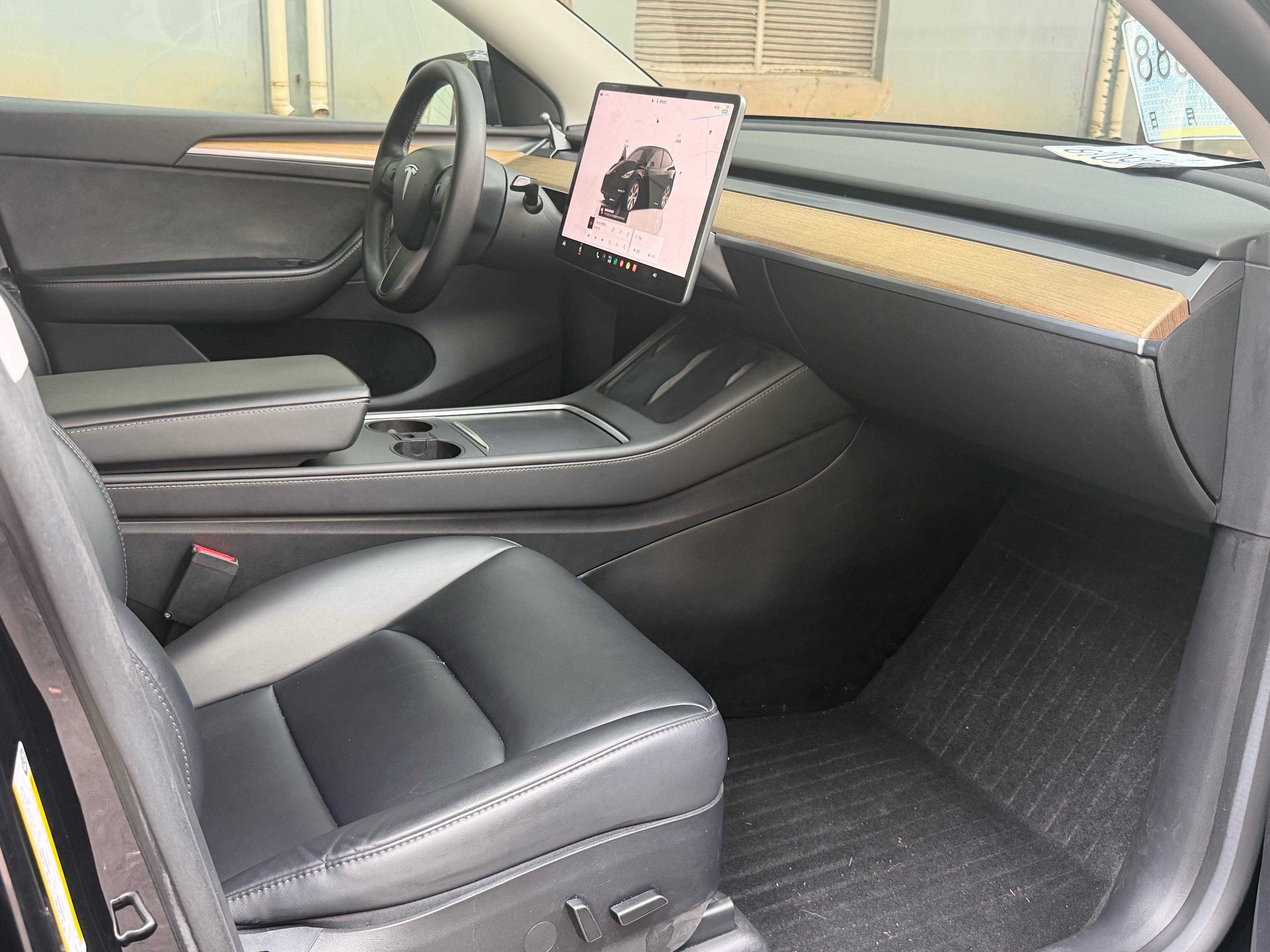 Tesla Model Y 2023 car image #5
