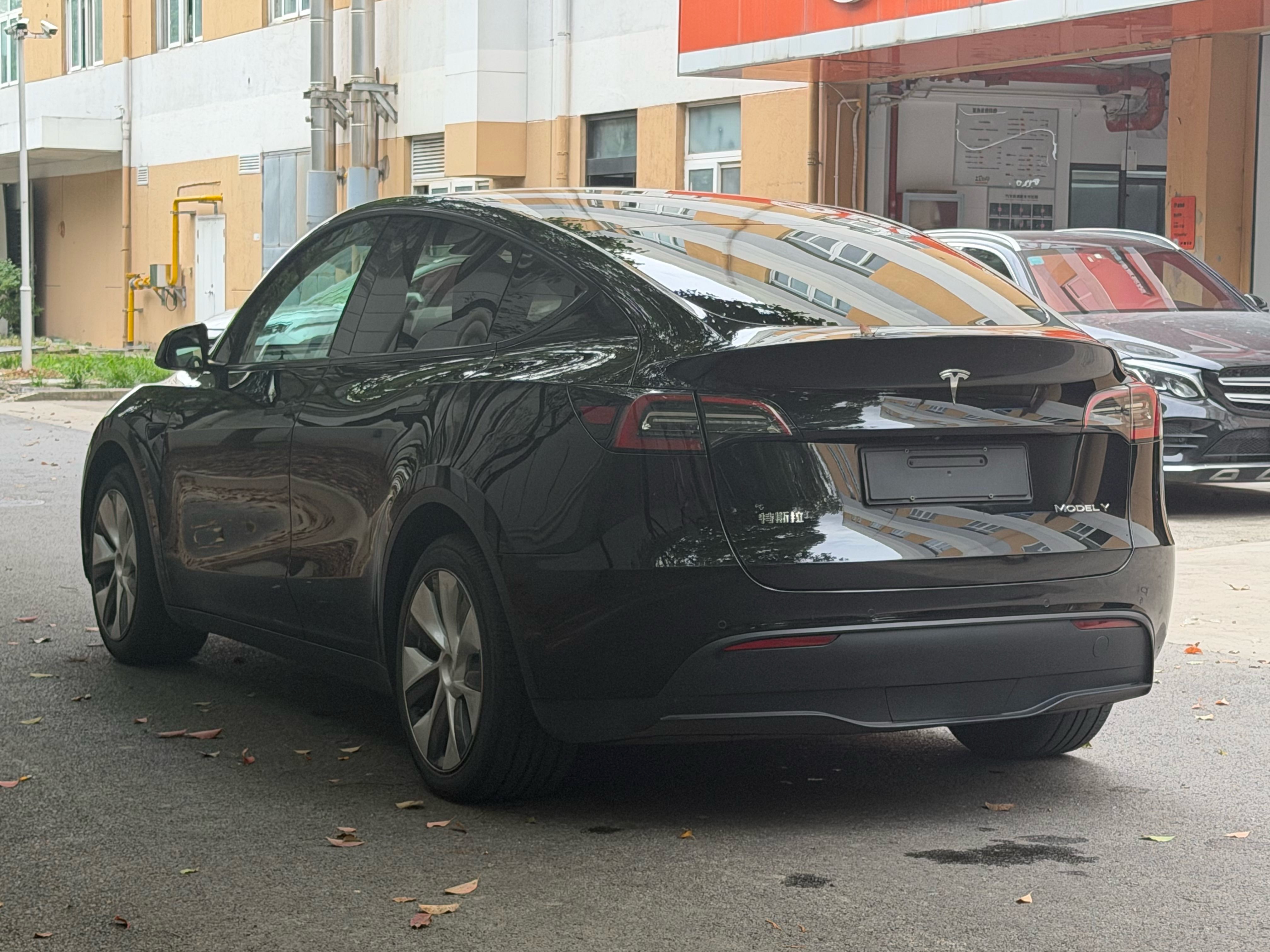 Tesla Model Y 2023 car image #9