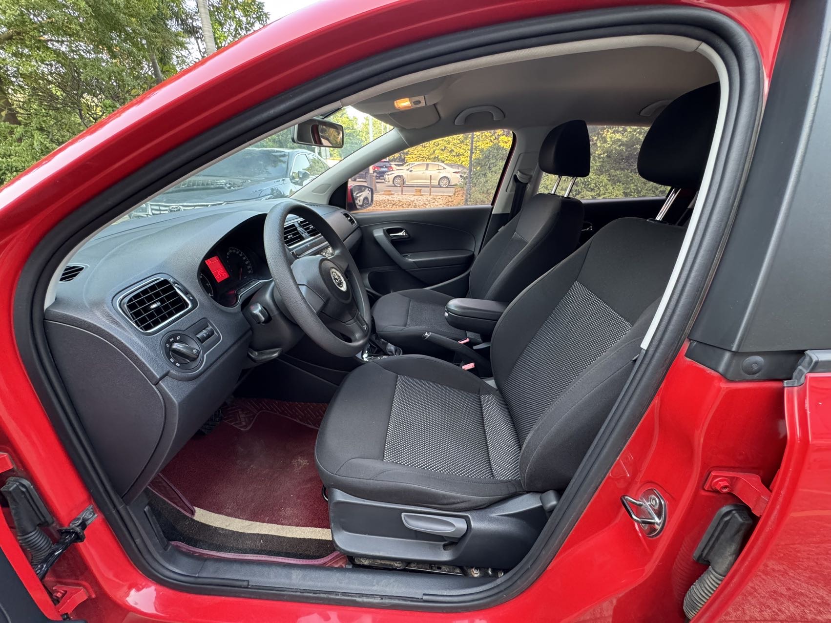 Volkswagen Polo 2014 car image #6