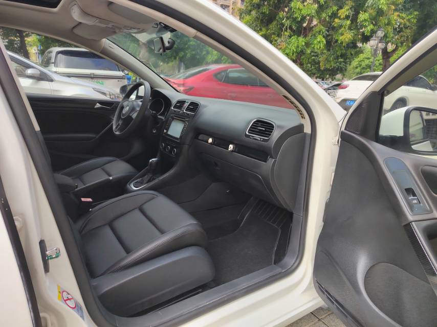 Volkswagen Golf 2011 car image #8