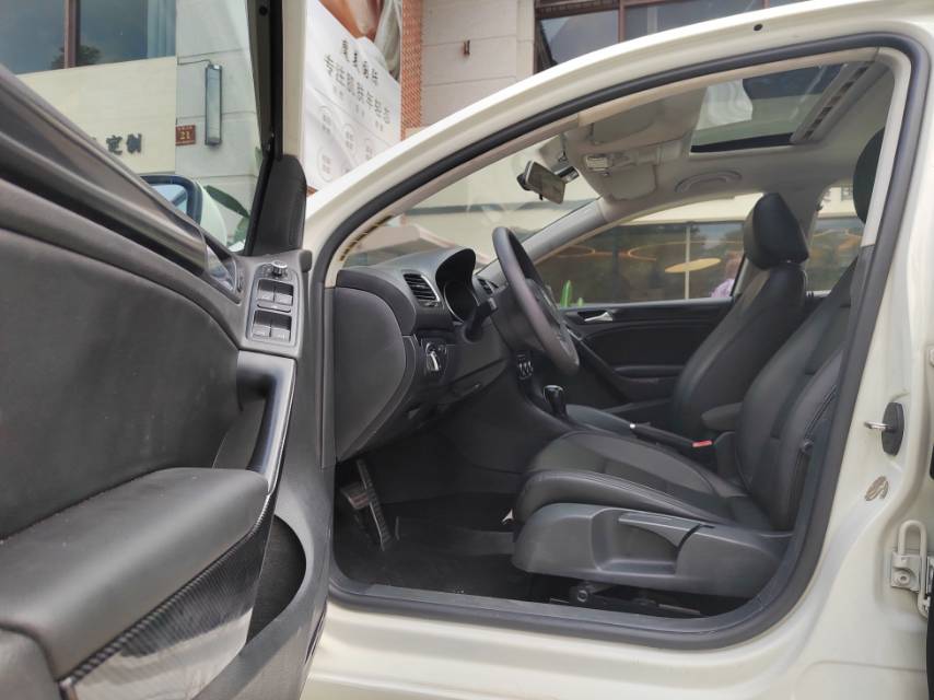 Volkswagen Golf 2011 car image #6